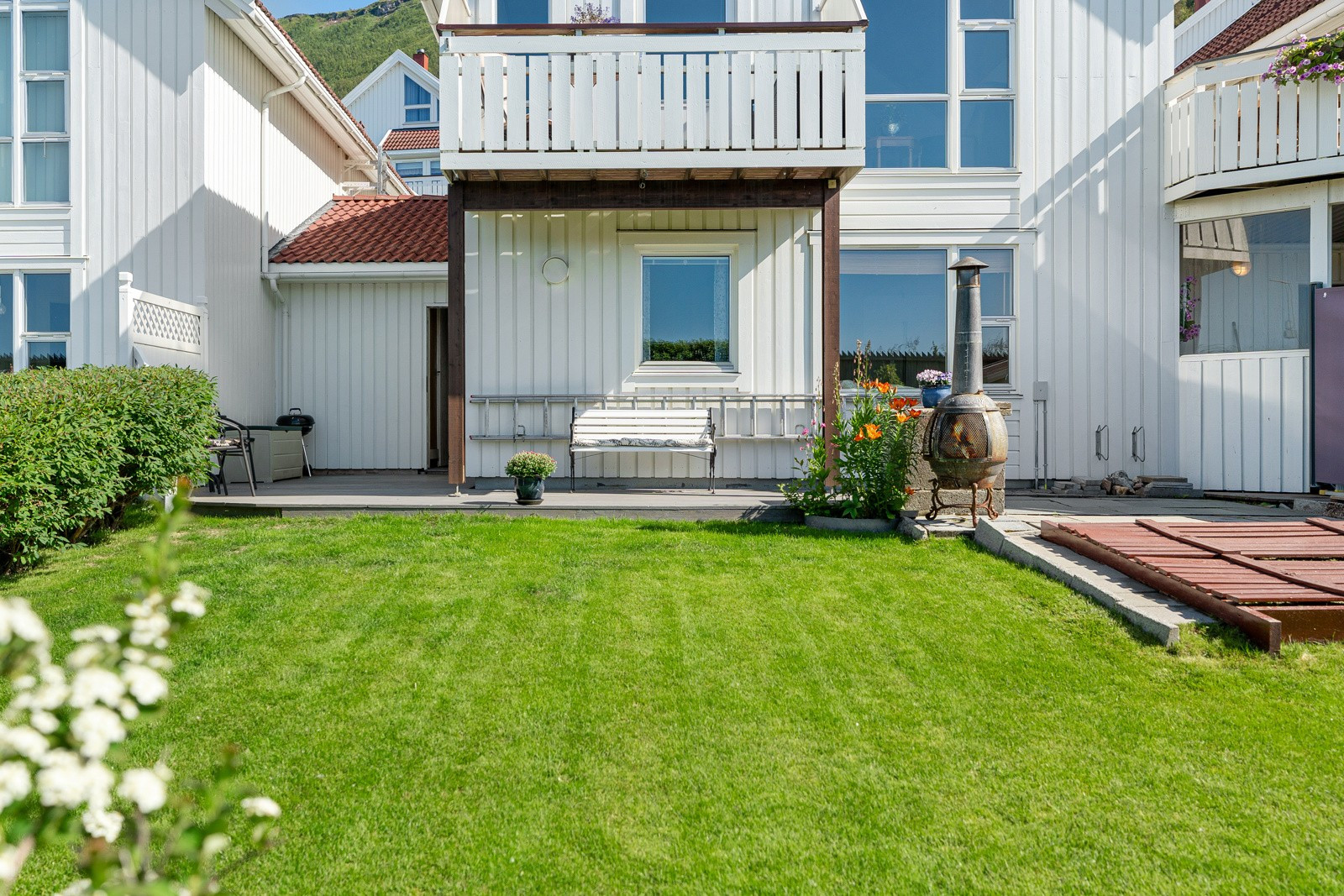 Boligen byr på 2 flotte uteområder - Balkong og terrasse, samt pent opparbeidet plen.