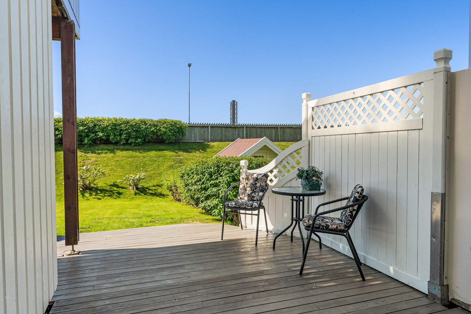 Romslig terrasse med god plass til utemøblement av eget ønske.