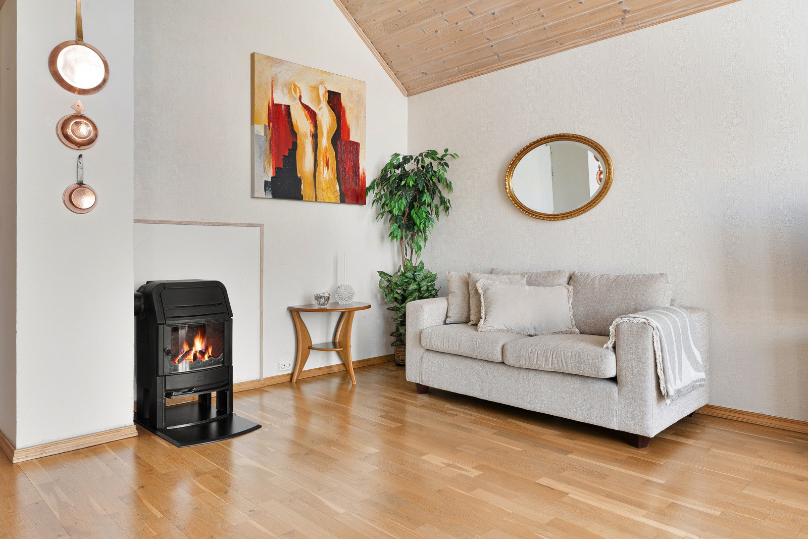 Stuen har en flott peis med innsats, som innbyr til hygge i sofakroken.