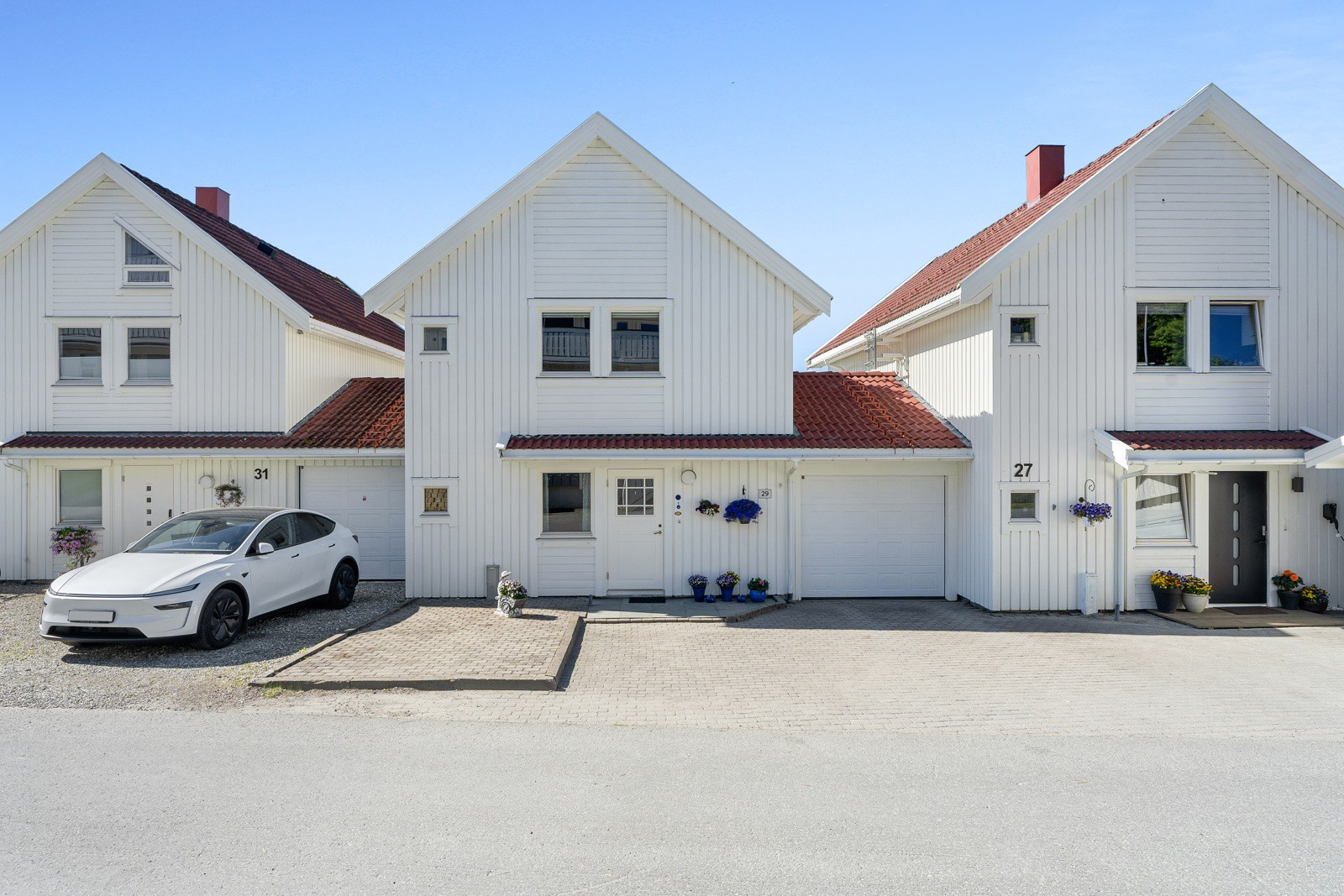 Parkering i garasje og på egen tomt.