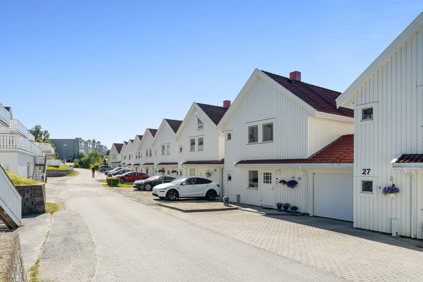 Ca. 15 min gange til dagligvare og treningssenter, samt flotte turområder. Velkommen til visning!