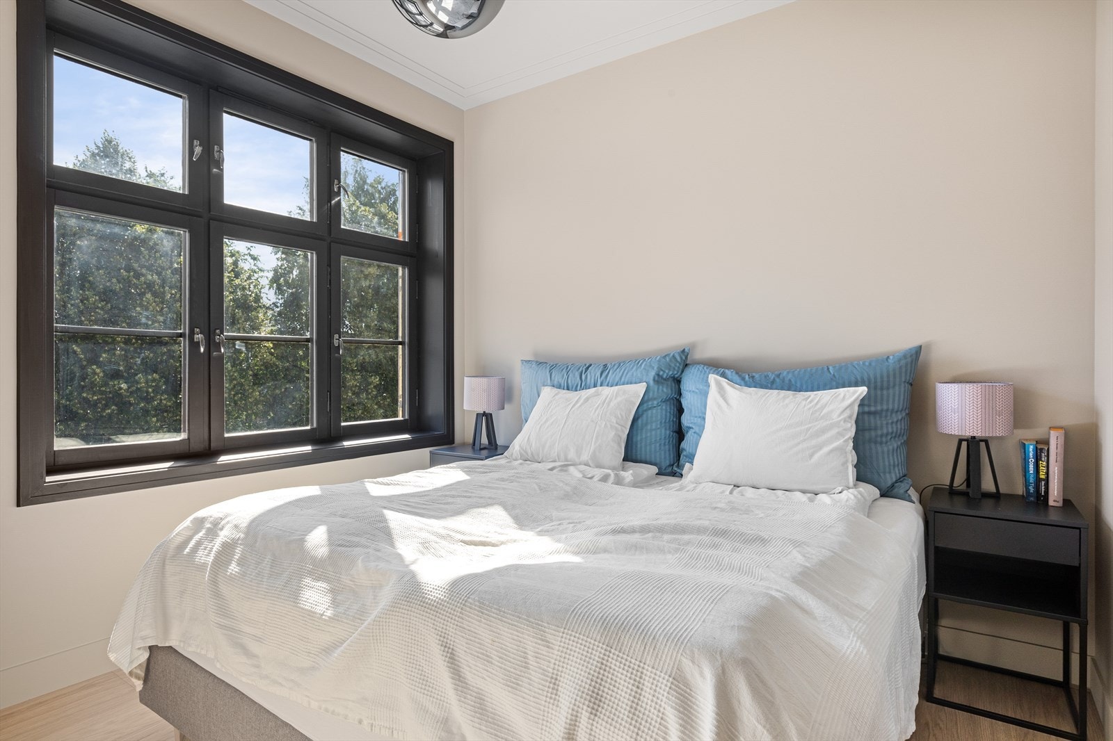 Romslig hovedsoverom med god plass til både dobbeltseng og nattbord, samt oppbevaring. Galleribilde