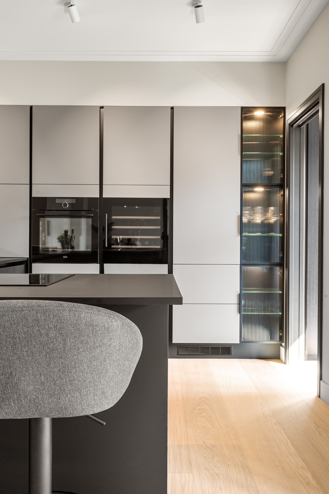 Kjøkkenet er godt utstyrt med nedfelt induksjon platetopp med kullfilter ventilator integrert. Integrert stekeovn, kjøleskap, frsyseskap, vinskap og oppvaskmaskin. Galleribilde