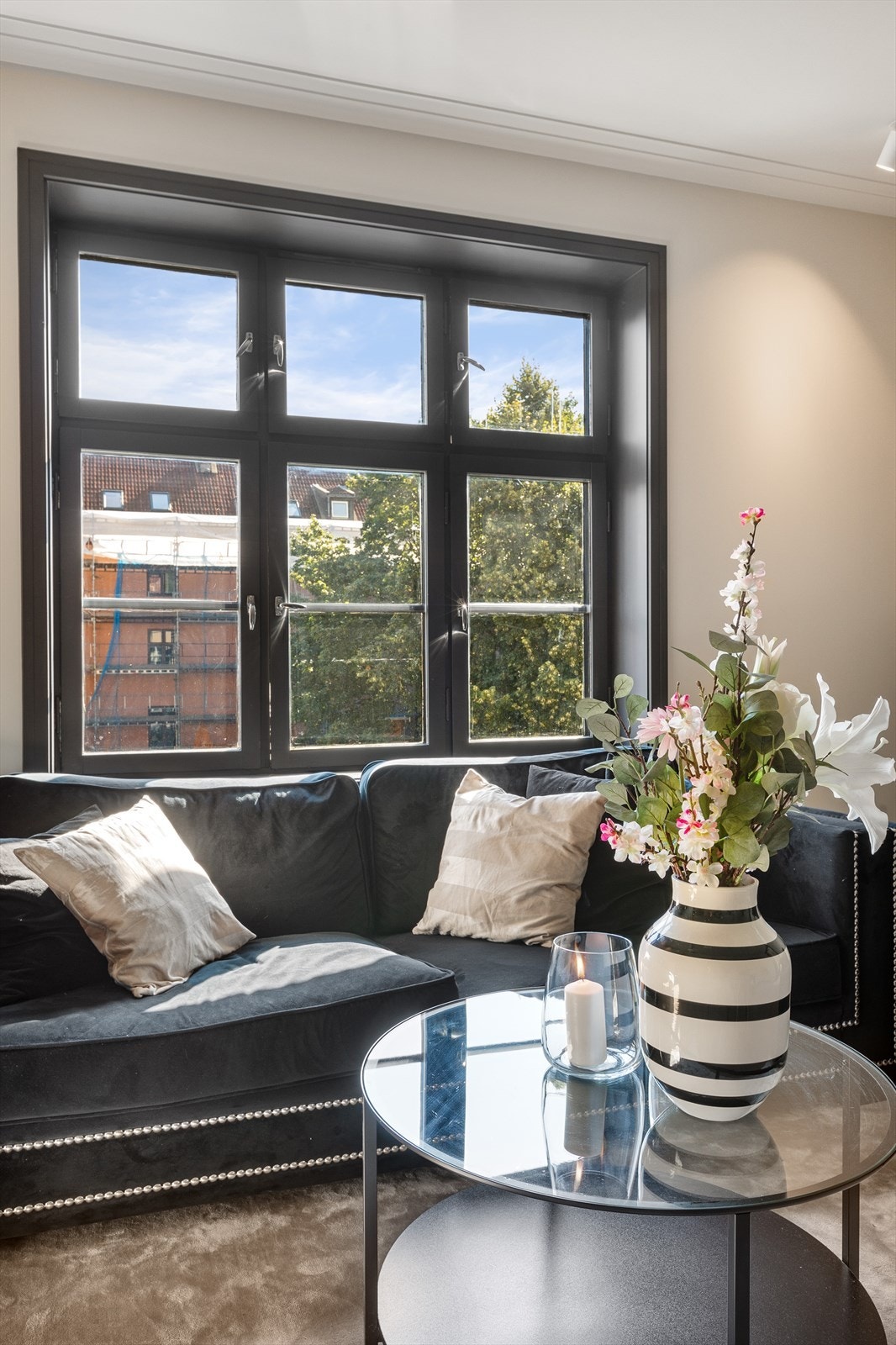 Store vindusflater slipper inn rikelig med naturlig lys. Galleribilde