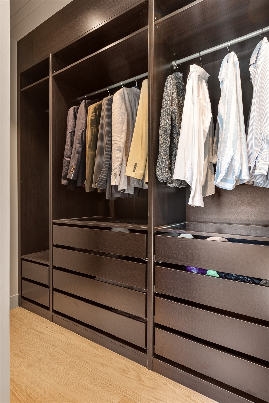 Snekkertilpasset walk-in garderoben som har svært mye lagringsplass. Galleribilde