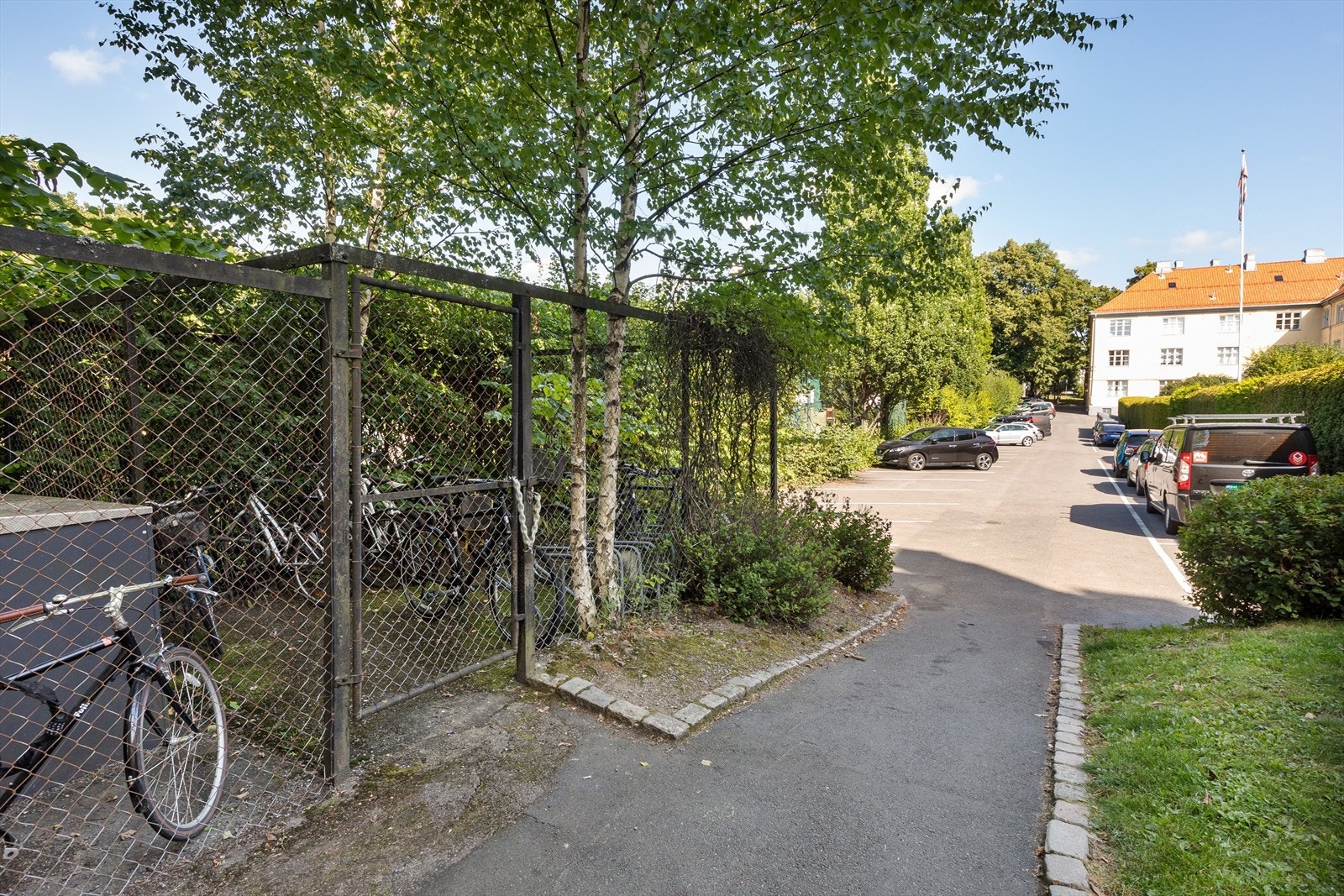 Borettslaget disponerer 36 parkeringsplasser som leies ut til beboerne etter liste hos styret. Galleribilde