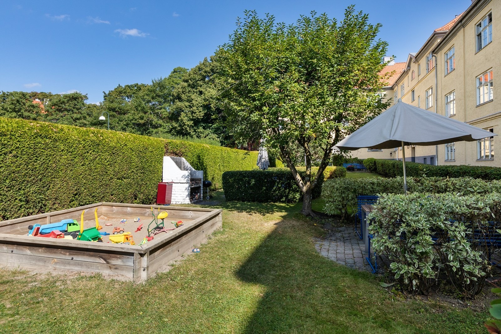 Gården og området er svært barnevennlig. Her er det innmuret grill og flere sittegrupper. Galleribilde