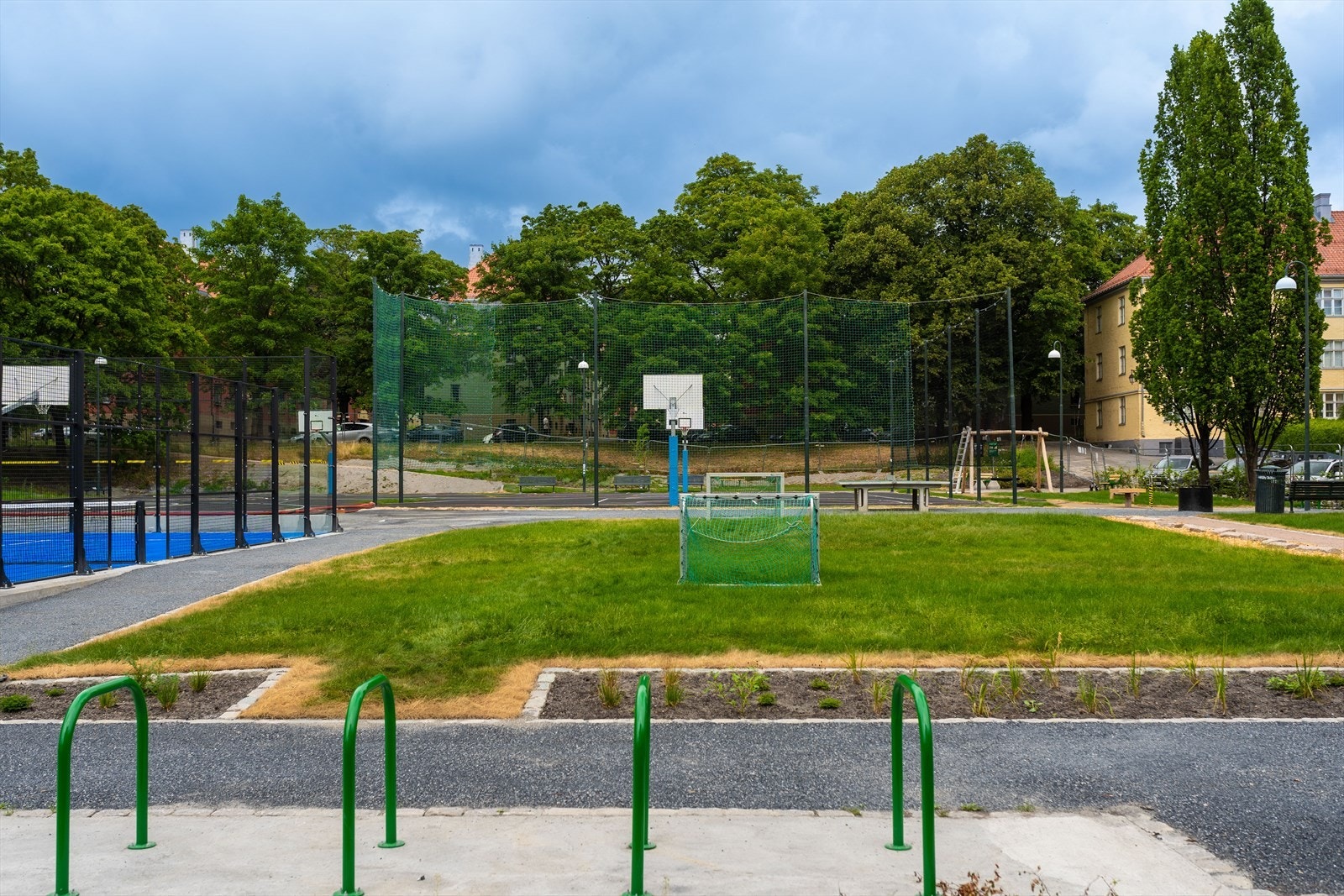 Fantastisk nabolag med trening og turmuligheter. Flere populære kafeer og restauranter. Galleribilde