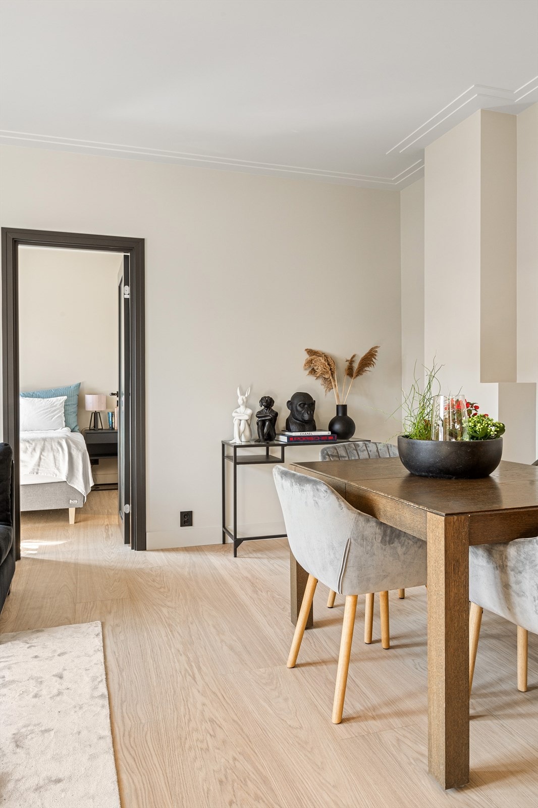 God pass for både sofagruppe med tv-seksjon og spisebord, samt sosial kjøkkenøy. Galleribilde