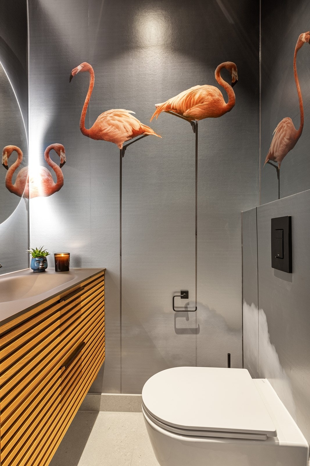 Meget pent WC-rom med fliser på gulv, påkostet tapet på vegger og malte plater i himlingen. Downlight og gulvvarme. Vegghengt klosett og solid servantinnredning. Speil med lys på vegg. Galleribilde