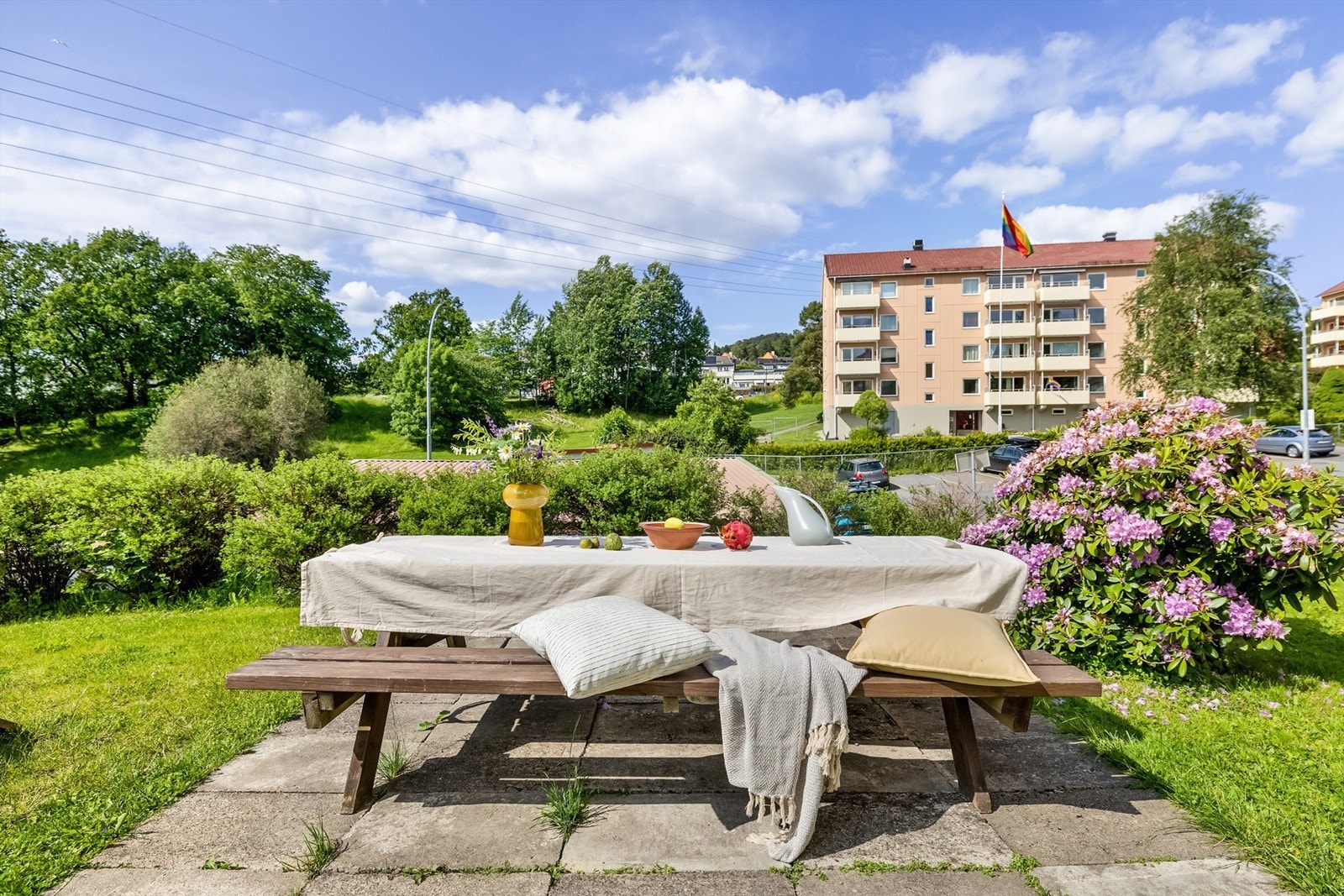 Her møtes både store og små i borettslaget til lek og en kaffekopp Galleribilde