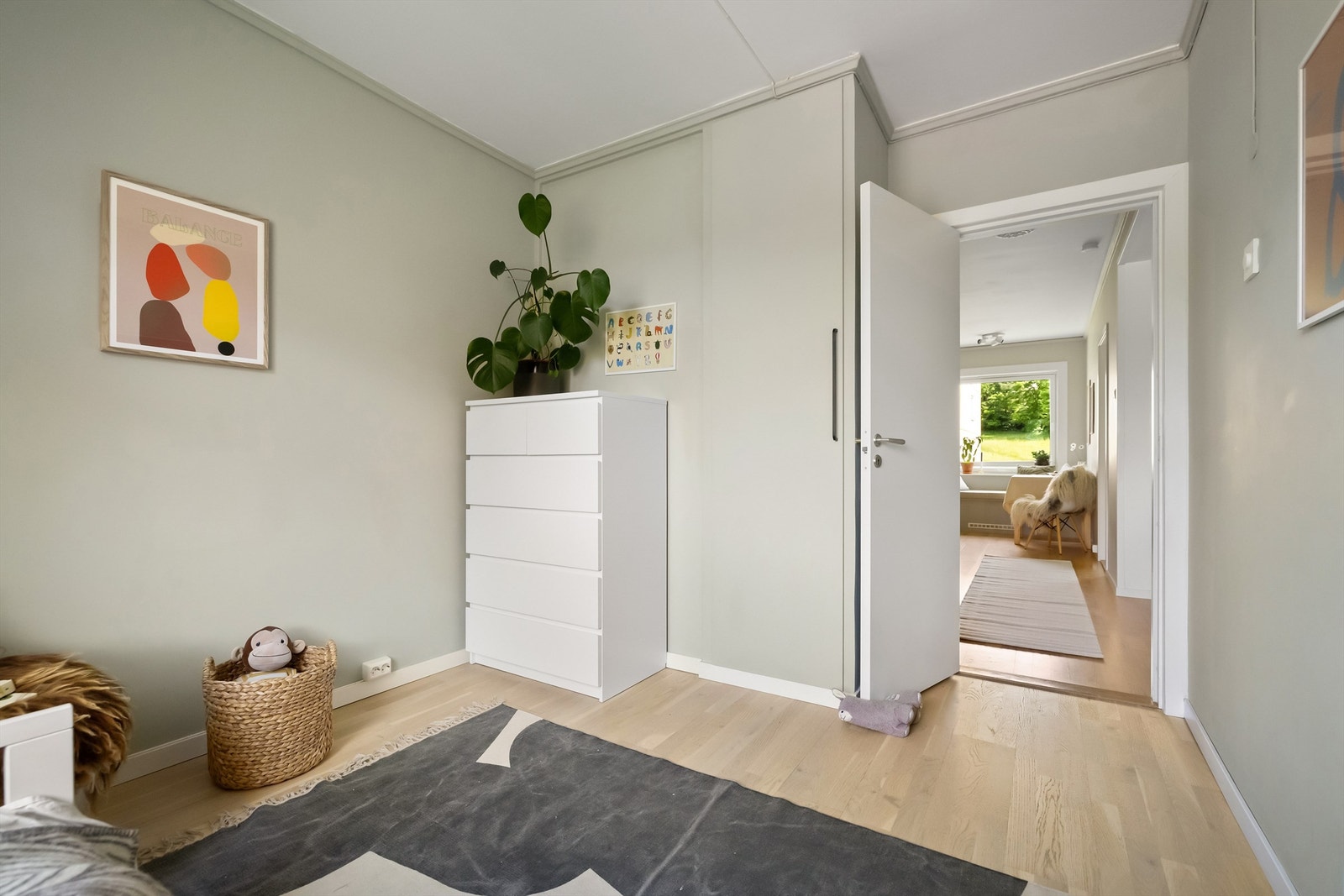 Veggflatene er malt i fargen "Løvsal" og på gulvet er det klassisk eikeparkett Galleribilde