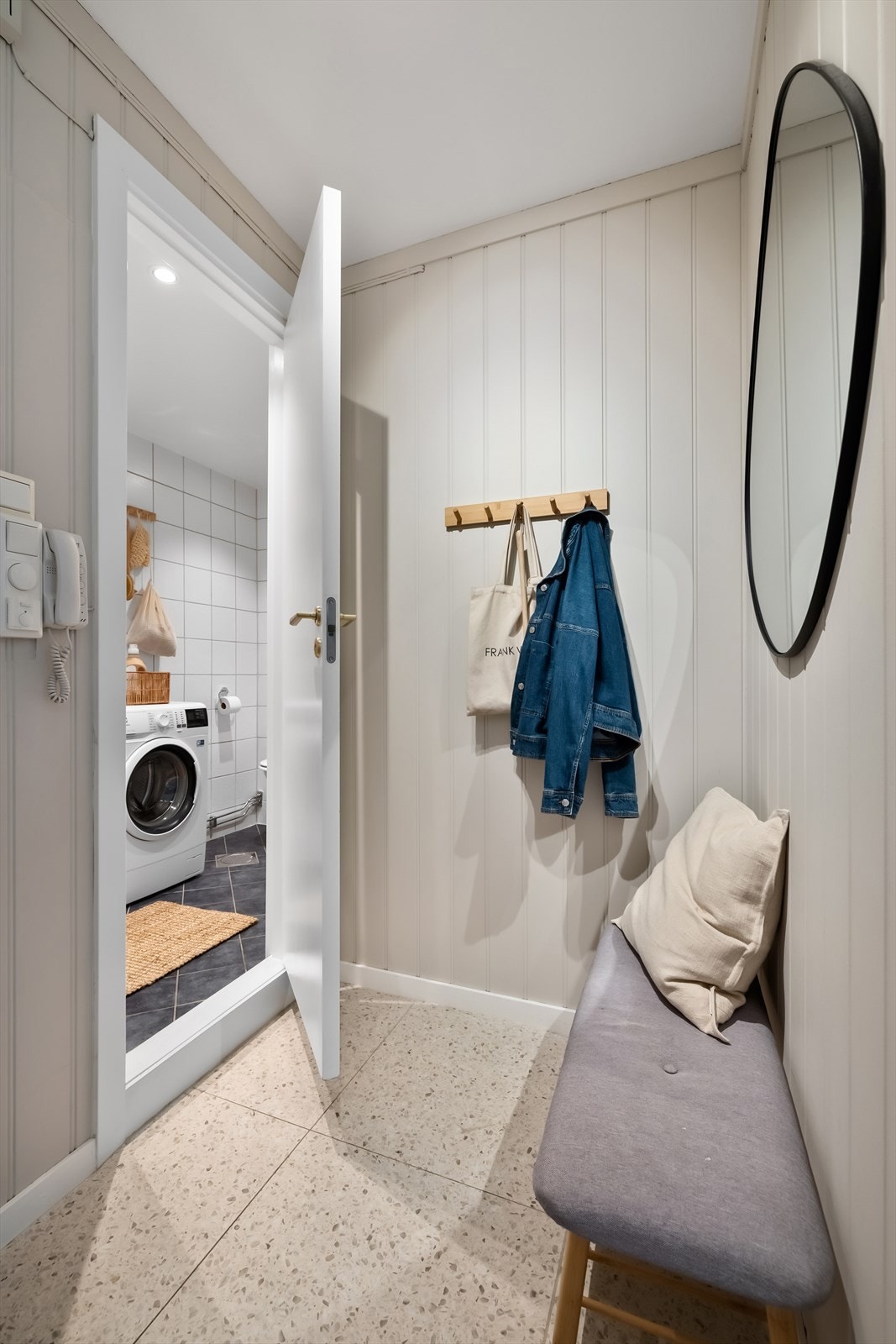 Det første som møter deg er en lys og innbydende entré, som gir et godt førsteinntrykk av leiligheten Galleribilde