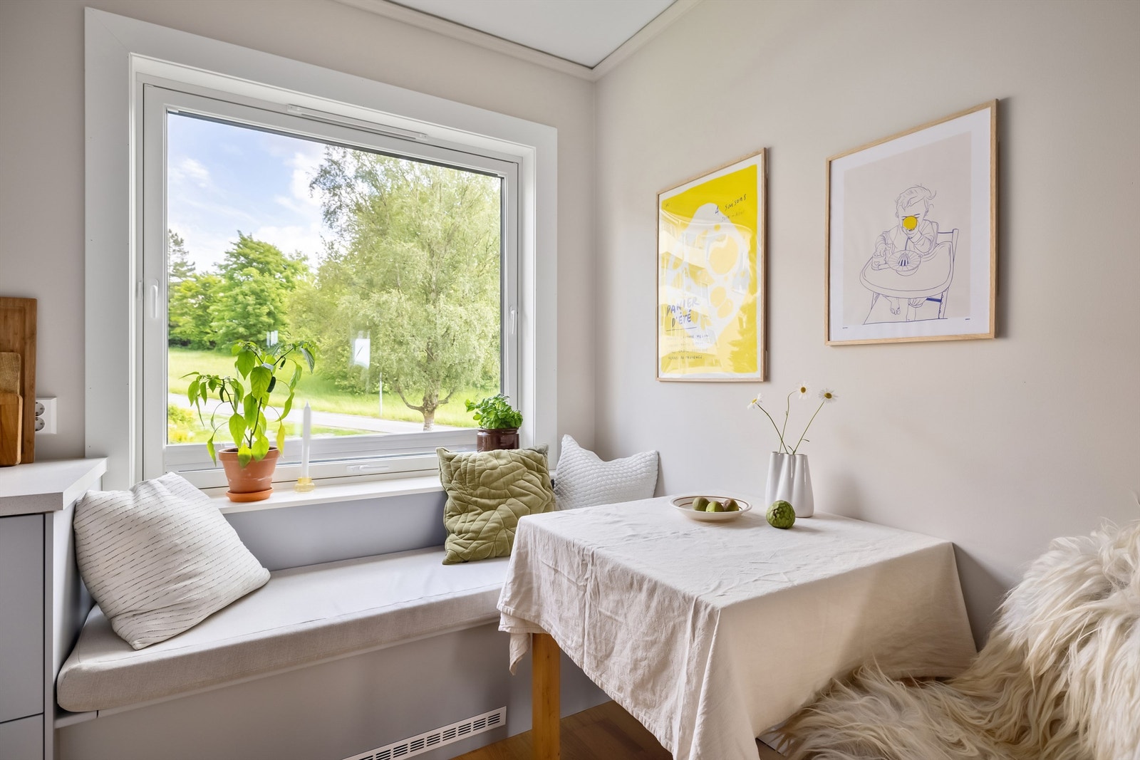 I og med at boligen er gjennomgående, får du svært gode lysforhold på kjøkkenet med eget vindu Galleribilde