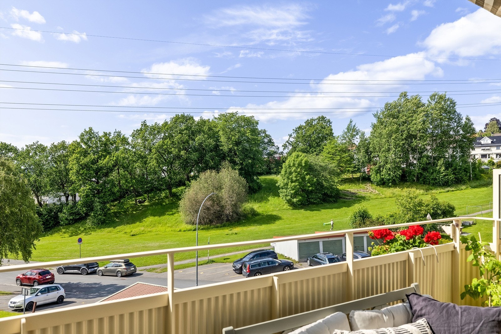 Balkongen strekker seg langs deler av stuen og byr på ettermiddag- og kveldssol Galleribilde