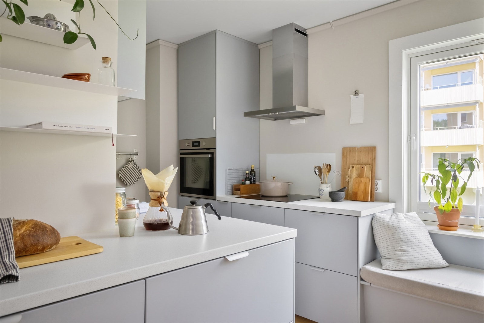 Veggflatene er malt i fargen "kalk" som står fint til det lyse gulvet Galleribilde