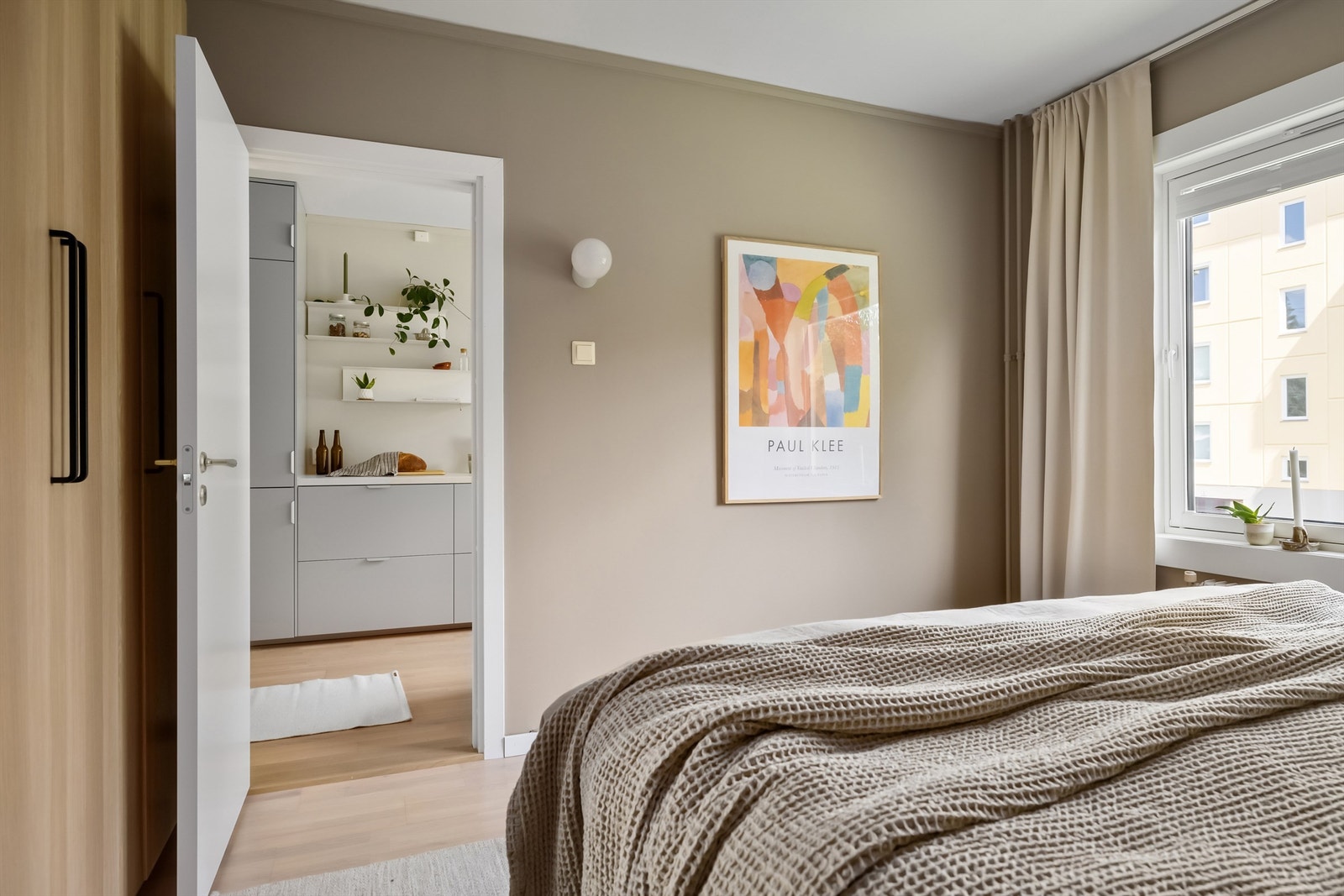 Veggflatene er malt i fargen "Marrakech" som gir rommet en avslappende atmosfære å sove i Galleribilde