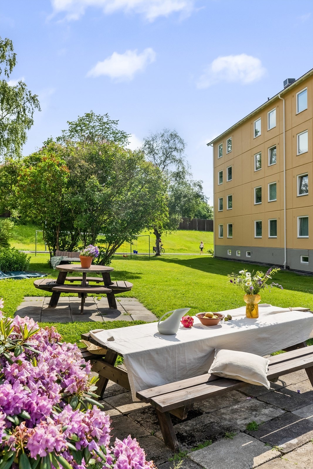 Hyggelige fellesarealer med store grøntområder, beplantning og sittegrupper Galleribilde