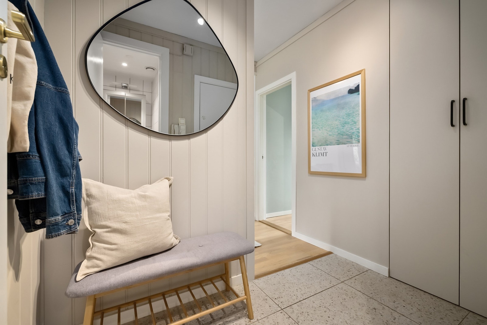 God plass til sko og jakkeavheng i oppbevaringsmøbel etter eget ønske og behov - samt god oppbevaringskapasitet i originalt, plassbygd kott Galleribilde