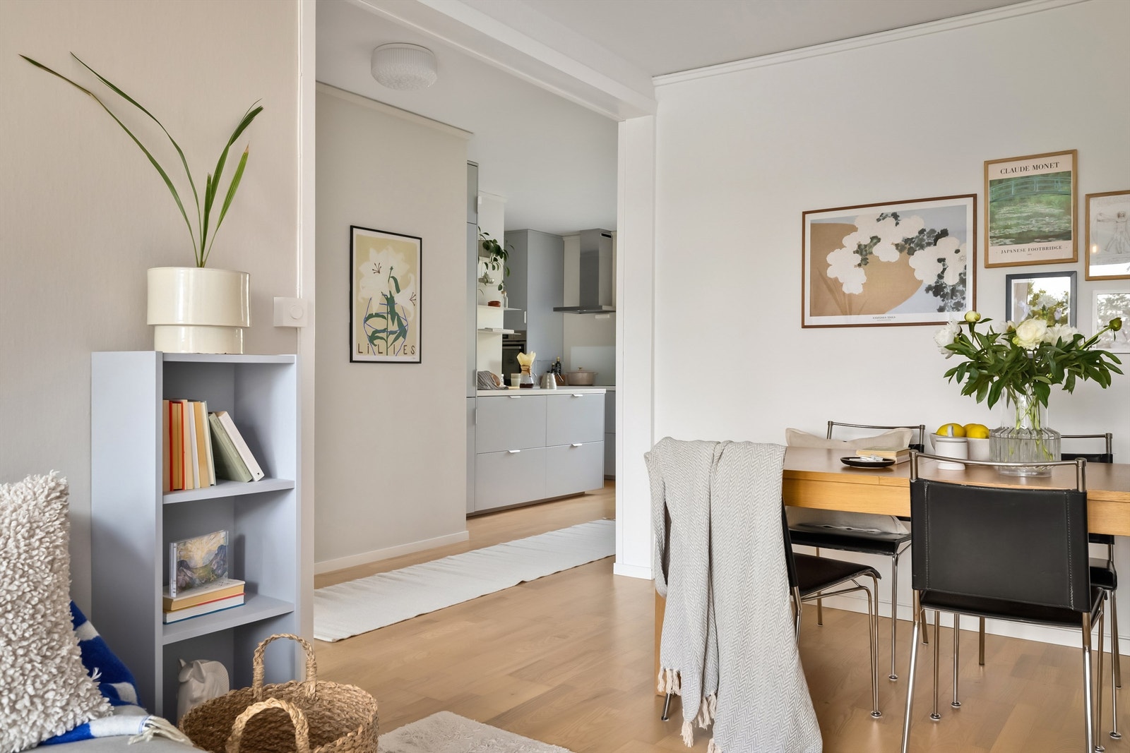 Pent og innholdsrikt kjøkken i delvis åpen løsning med stuen Galleribilde