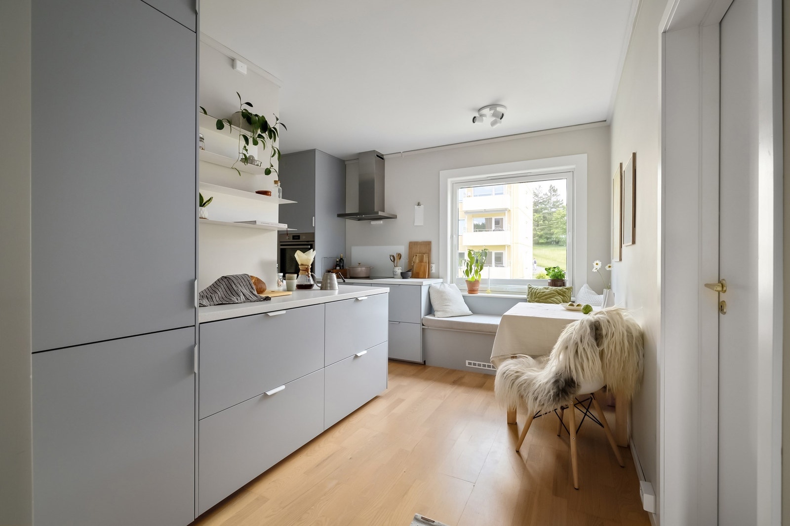 En slik type kjøkkenløsning tilfredsstiller mange behov, for deg som ønsker mye benk- og skapplass og for deg som ønsker en god kommunikasjon med gjestene i stuen Galleribilde