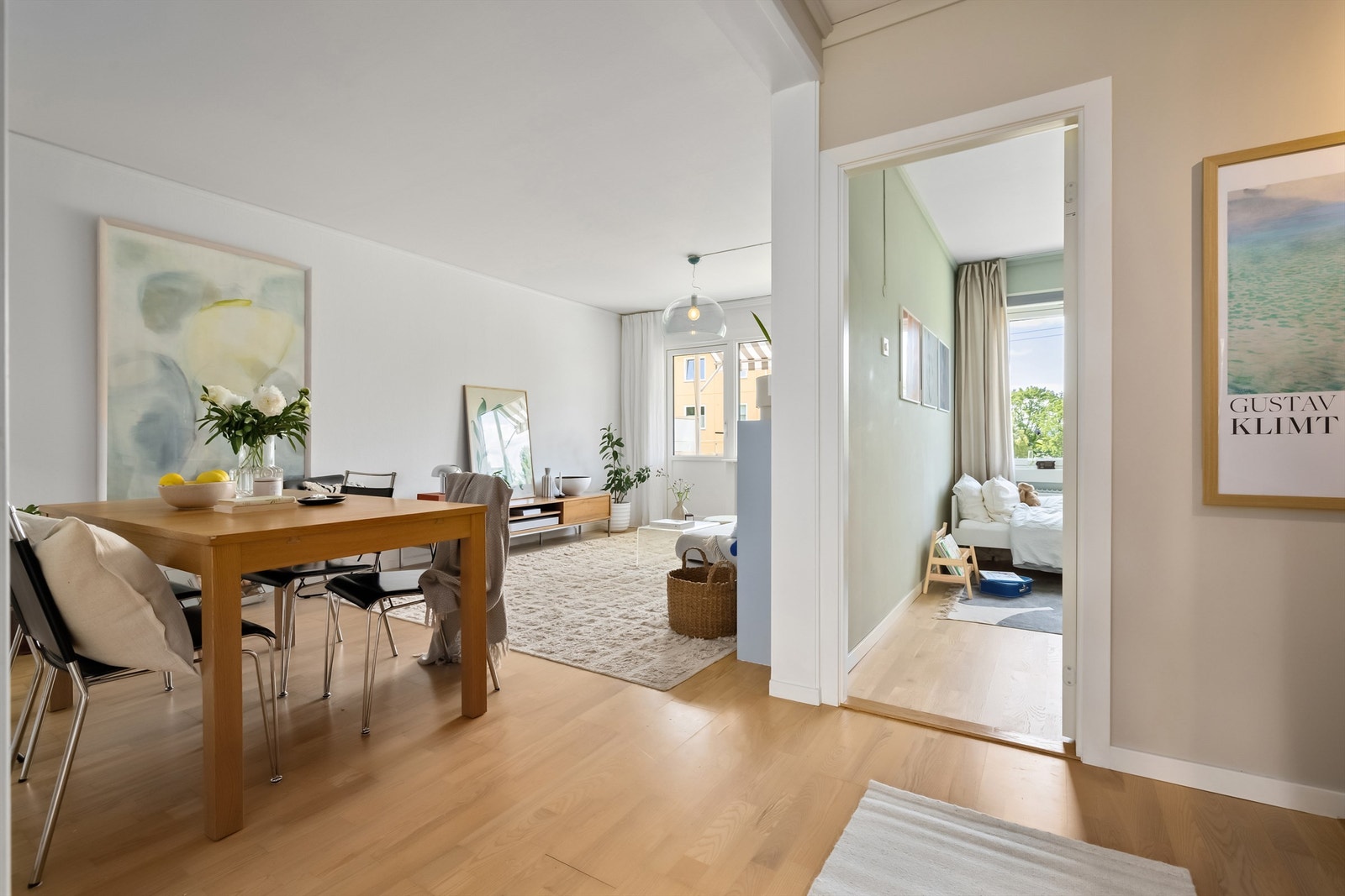 Rommet er romslig og har en veldimensjonert utforming hvor man med enkelthet kan innrede etter eget ønske og personlige stil Galleribilde