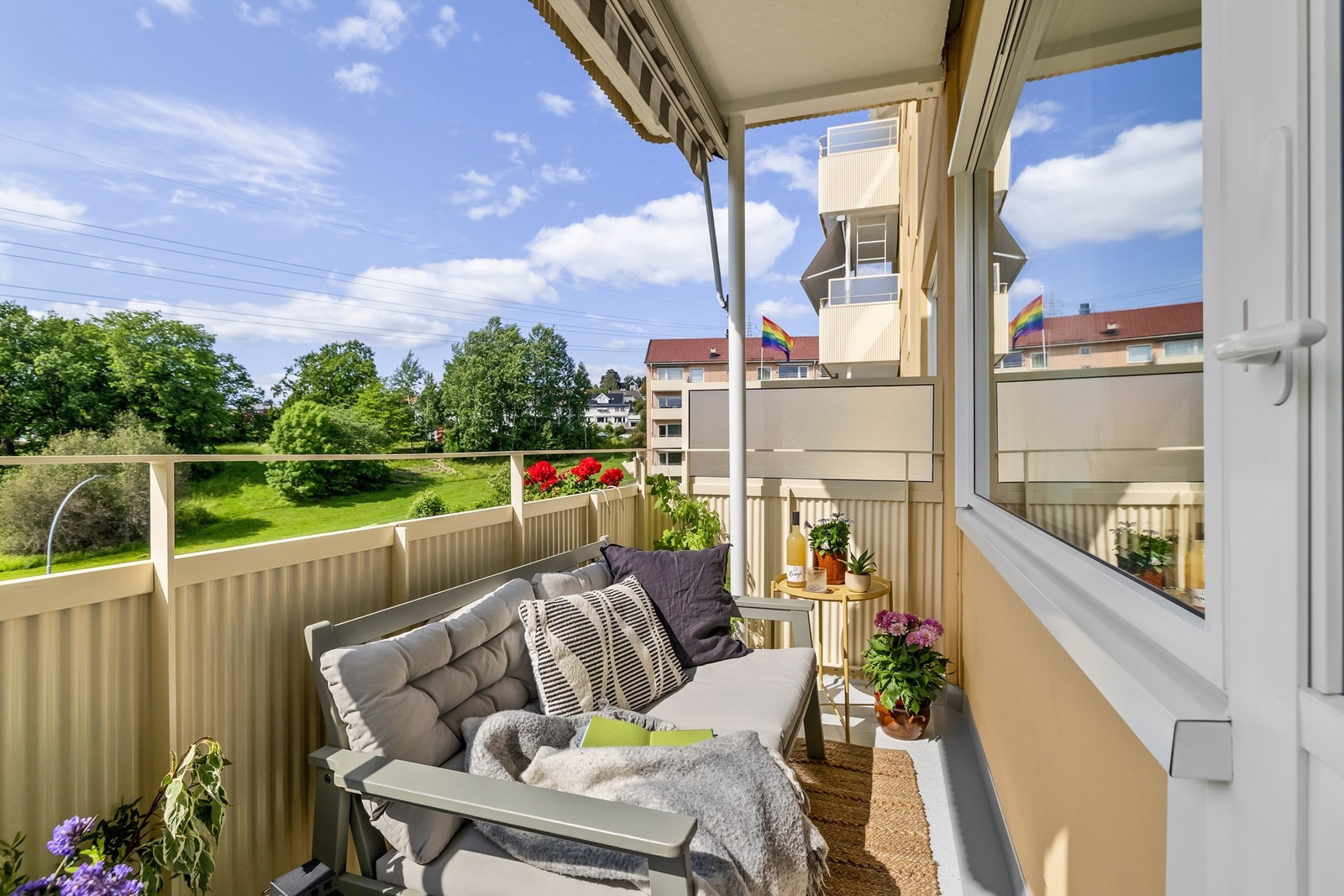 Fra stuen er det videre adkomst til en romslig balkong på 6 kvm Galleribilde