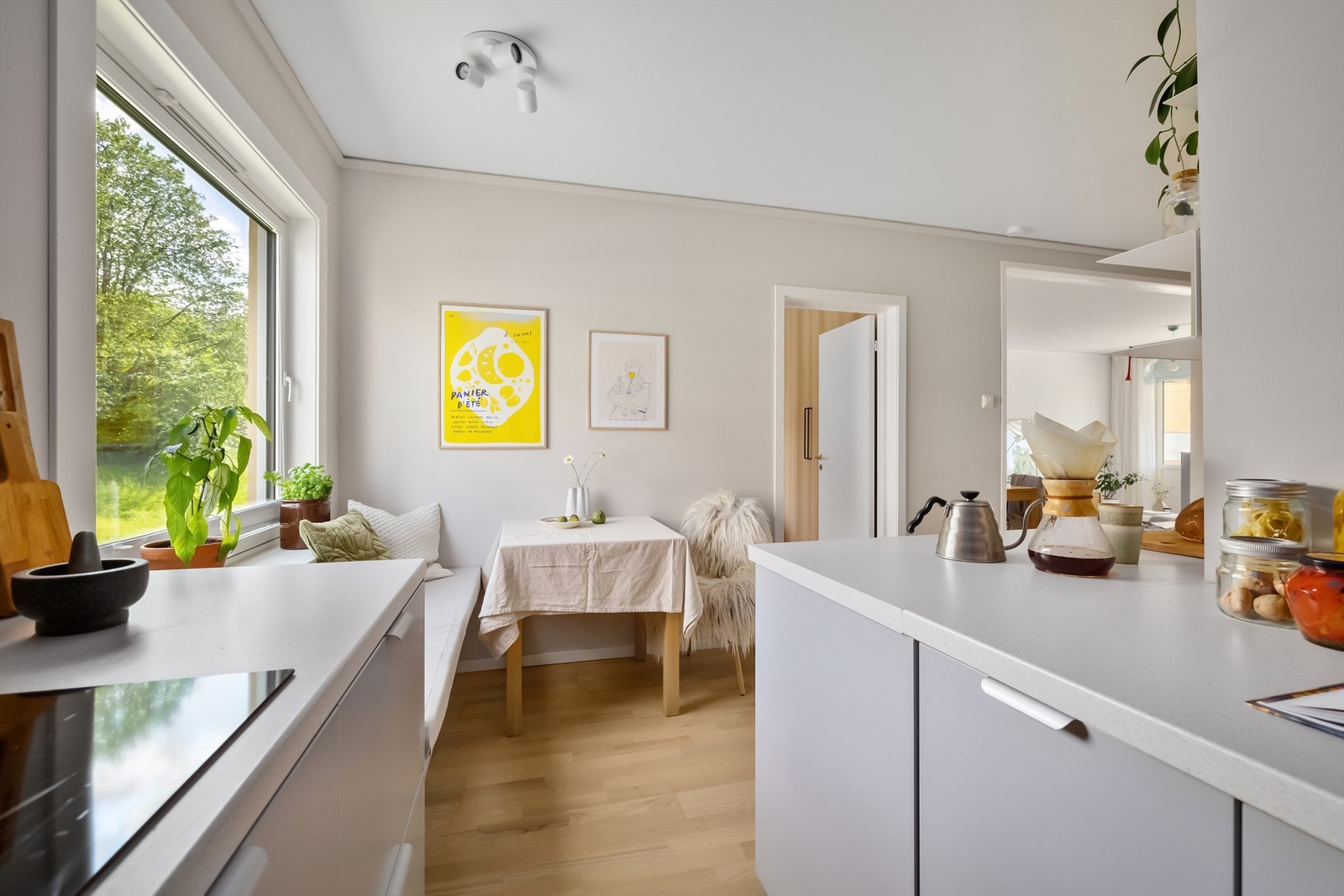 Innredningen fortsetter videre under vinduet og skaper en praktisk sittebenk, samtidig som den byr på god oppbevaringskapasitet Galleribilde