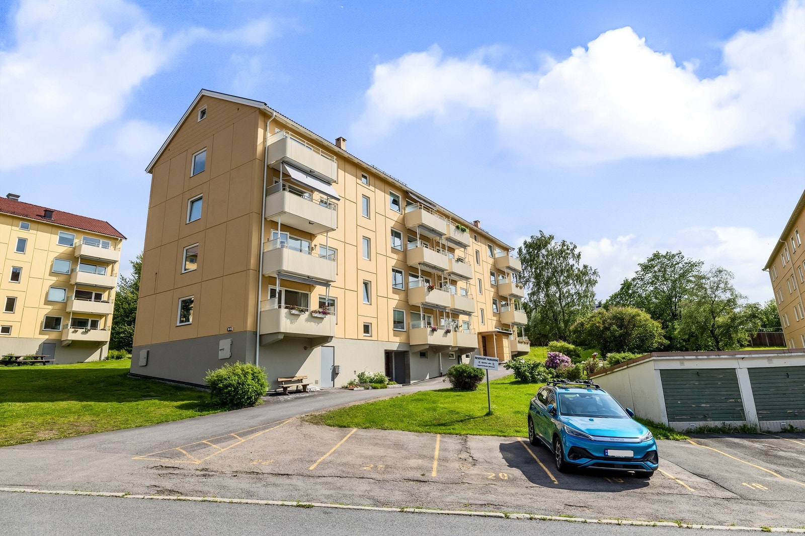 Fasaden - boligen ligger fint til i byggets andre etasje med en frodig utsikt over borettslagets grønne fellesområder Galleribilde