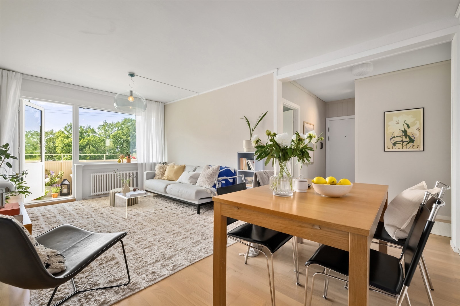 I og med at leiligheten ligger i byggets andre etasje er det lite direkte innsyn til leiligheten Galleribilde