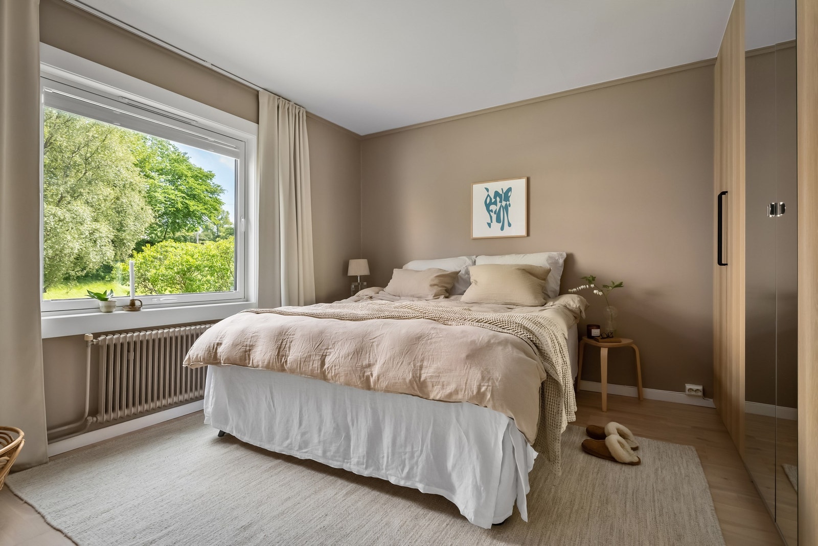 Hovedsoverommet har god størrelse og rikelig med plass til dobbeltseng og tilhørende nattbord Galleribilde