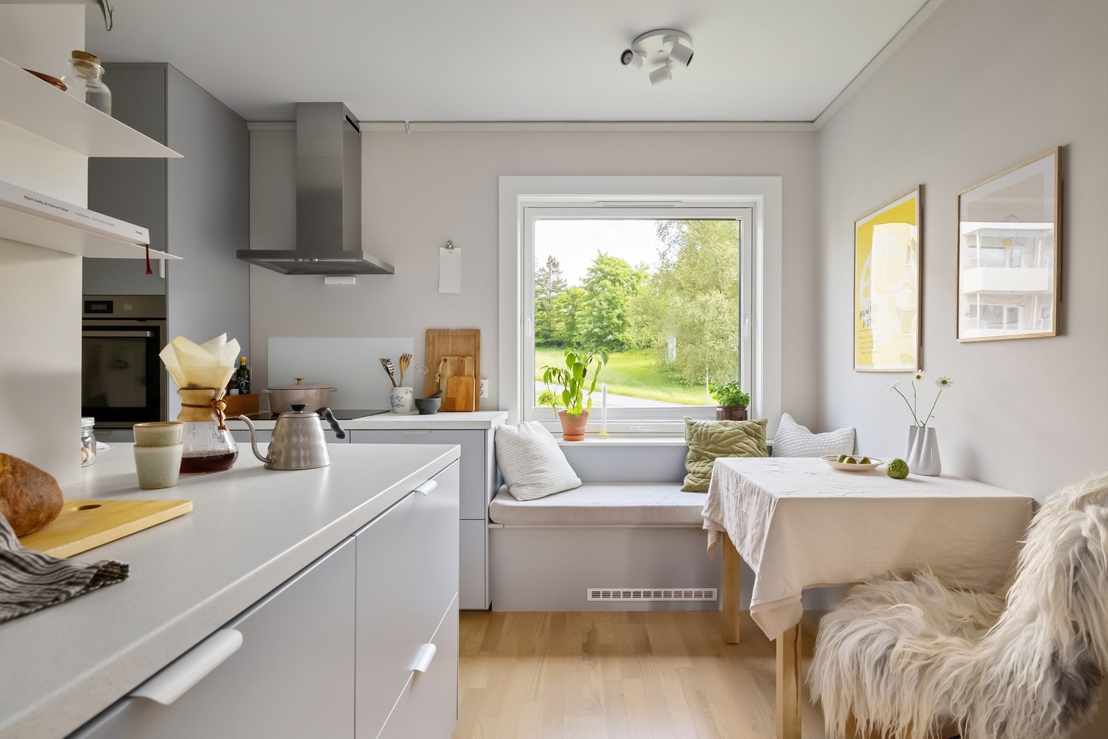 Skap over stekeovn har innebygde stikkontakter til diverse kjøkkenutstyr Galleribilde