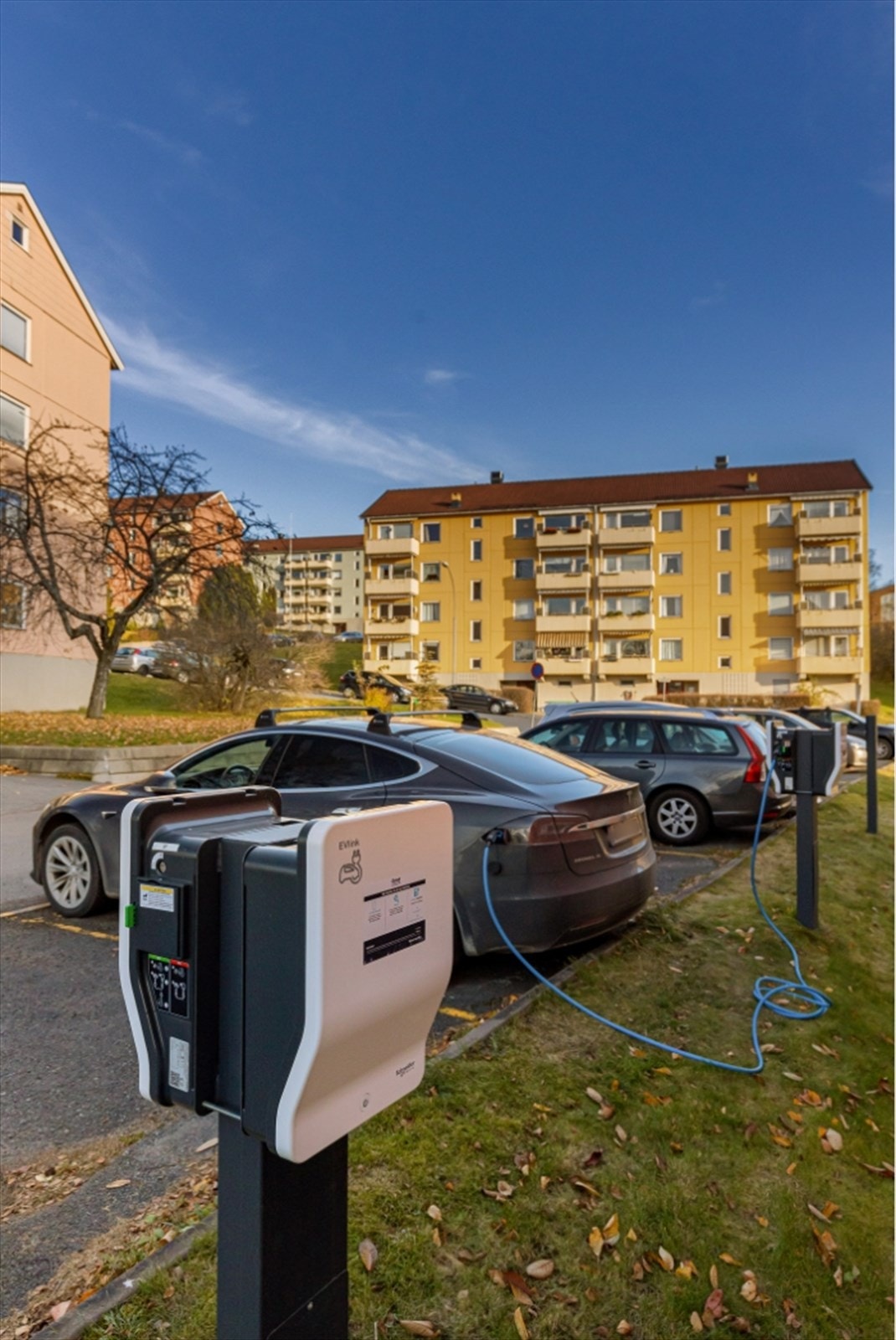 Borettslaget har ca. 150 biloppstillingsplasser, 40 av de til elbil, som leies ut til beboere som disponerer bil Galleribilde