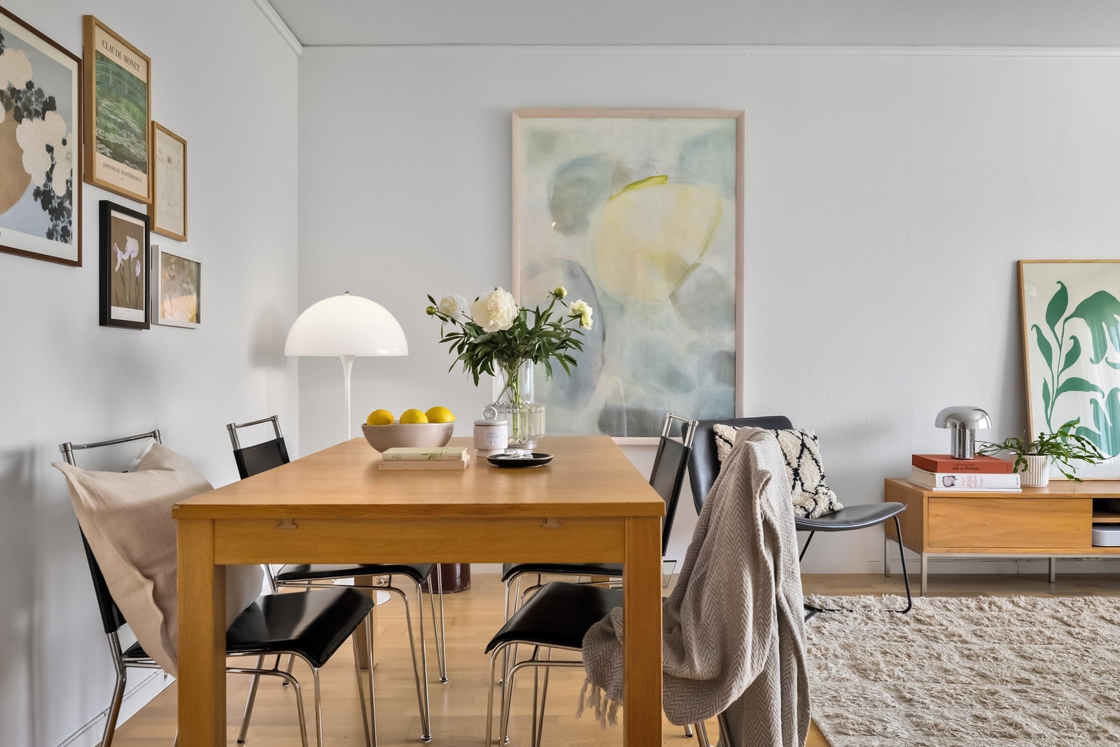 Spisestuen har en god kommunikasjon med både stuen og kjøkkenet Galleribilde