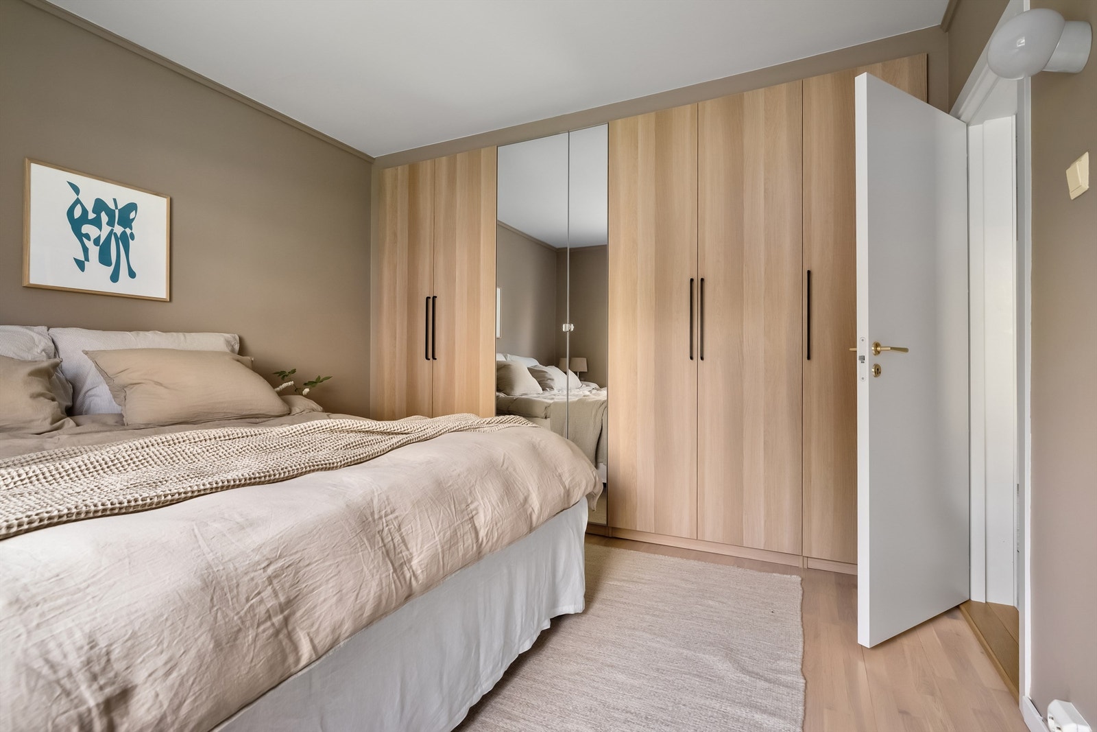 Praktisk, plassbygd garderobeløsning gir god lagringskapasitet Galleribilde