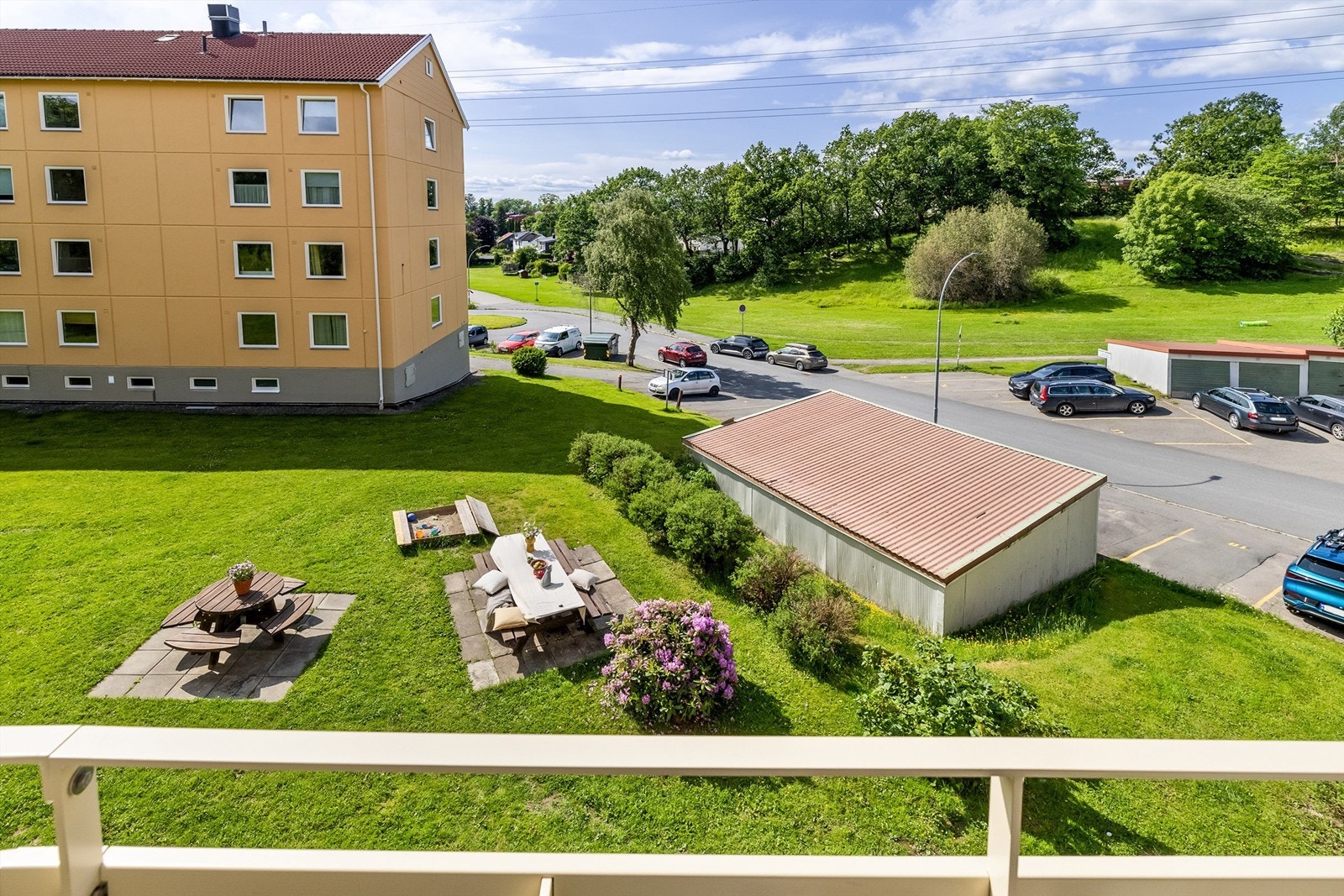 Svært lite innsyn på balkongen med utsikt mot frodige fellesarealer Galleribilde