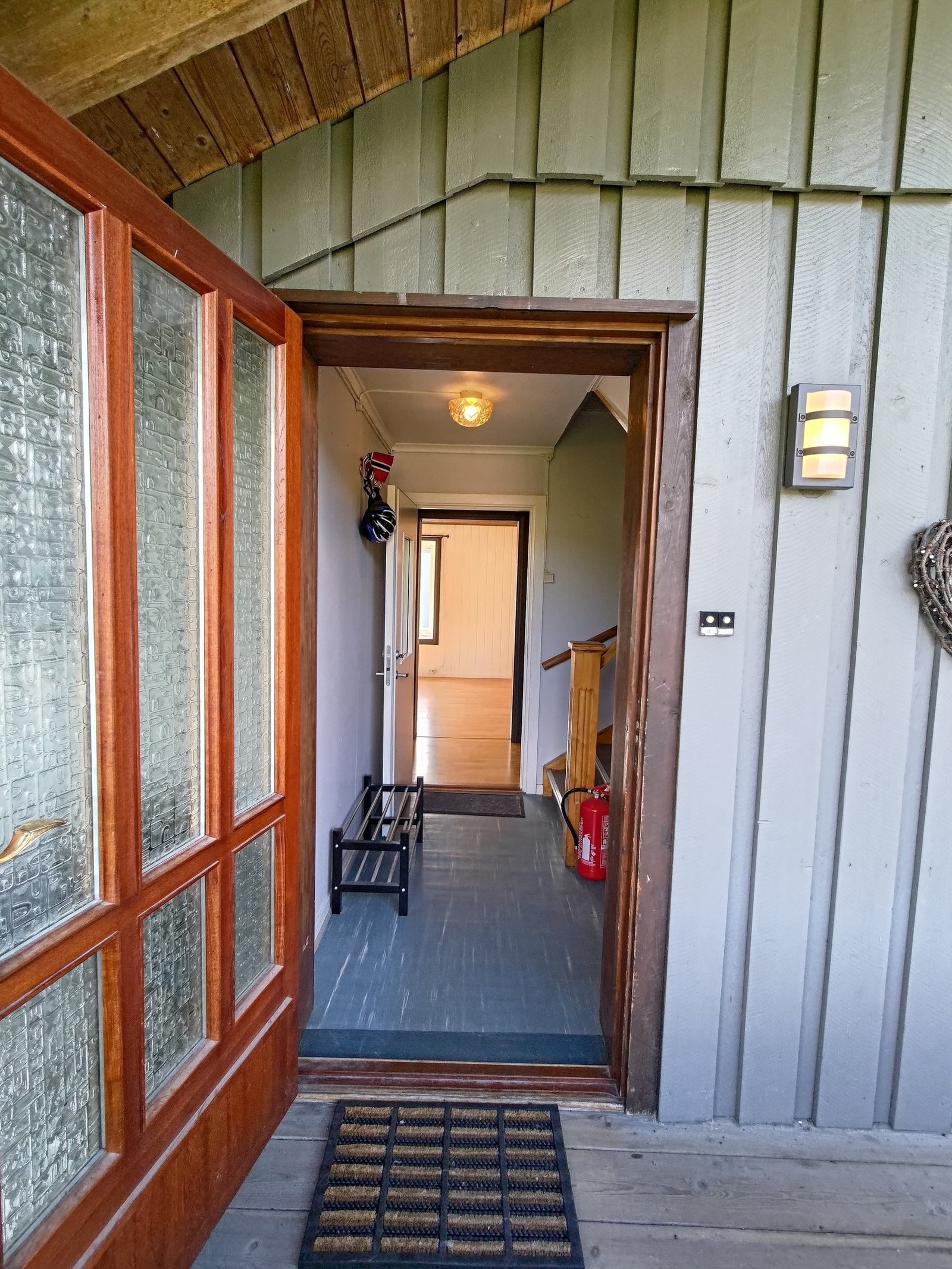 Felles inngang og trappeoppgang til felles loft, samt boder nede. Galleribilde