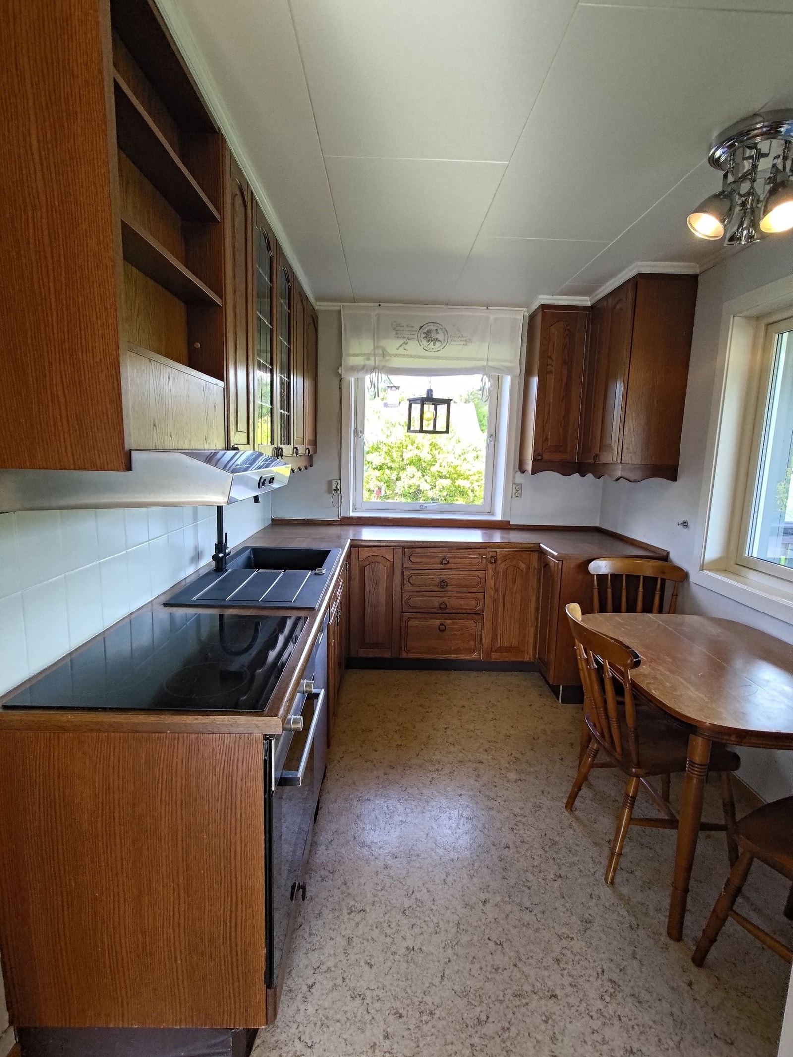 Dansk Invita kjøkken av god kvalitet, med avbildede hvitevarer som følger med. Galleribilde