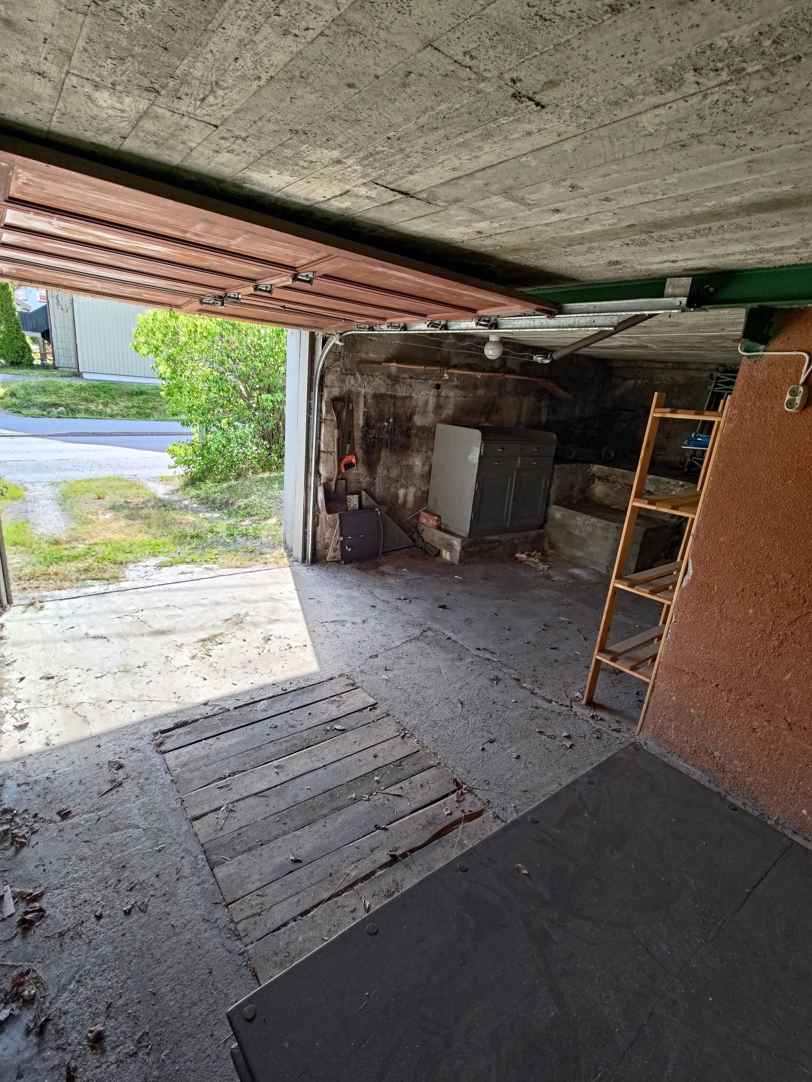 Tilhørende garasje, på kjellernivå. Galleribilde