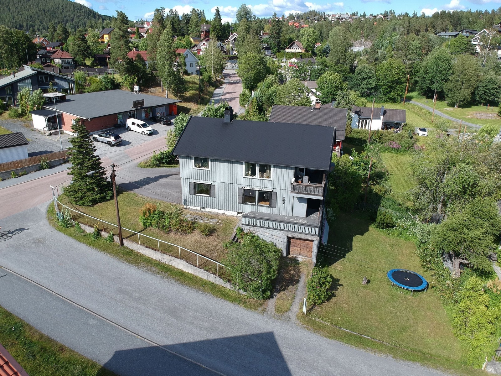 Sentral og idyllisk tomt. Galleribilde