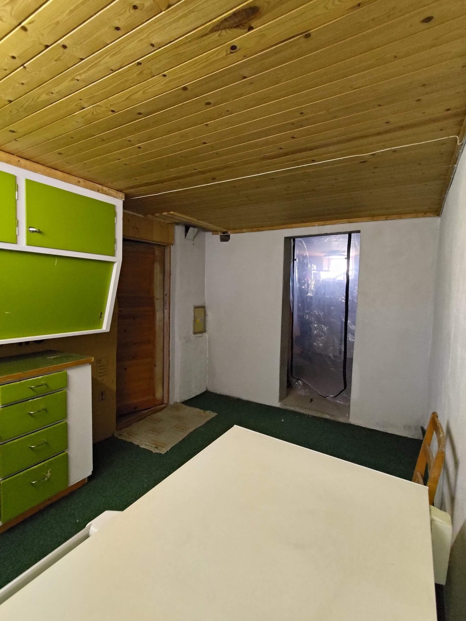 Egen bod på kjellernivå, med inngang fra felles gang. Boden bak forheng er naboens. Galleribilde