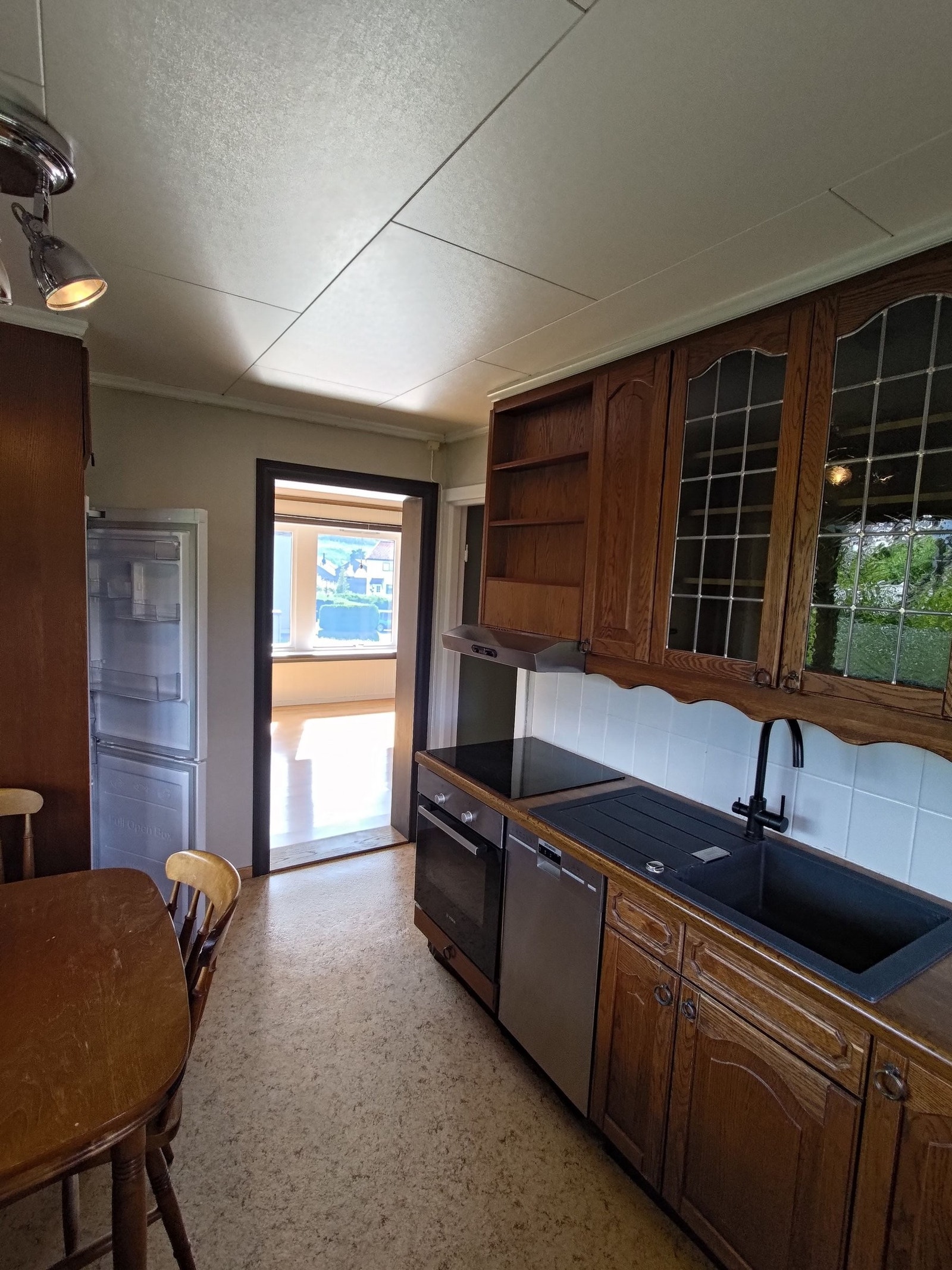 Dansk Invita kjøkken av god kvalitet, med avbildede hvitevarer som følger med. Galleribilde