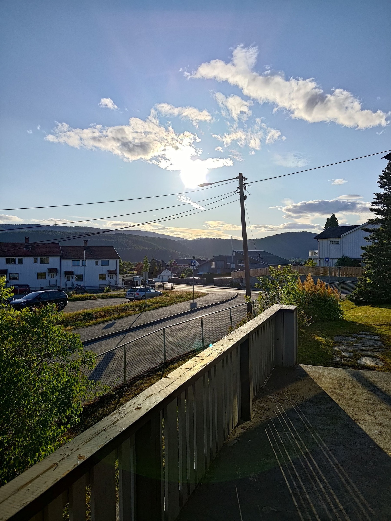 Kveldssol fra verandaen! Funkelia kan sees godt både fra stue og soverom 1. Galleribilde