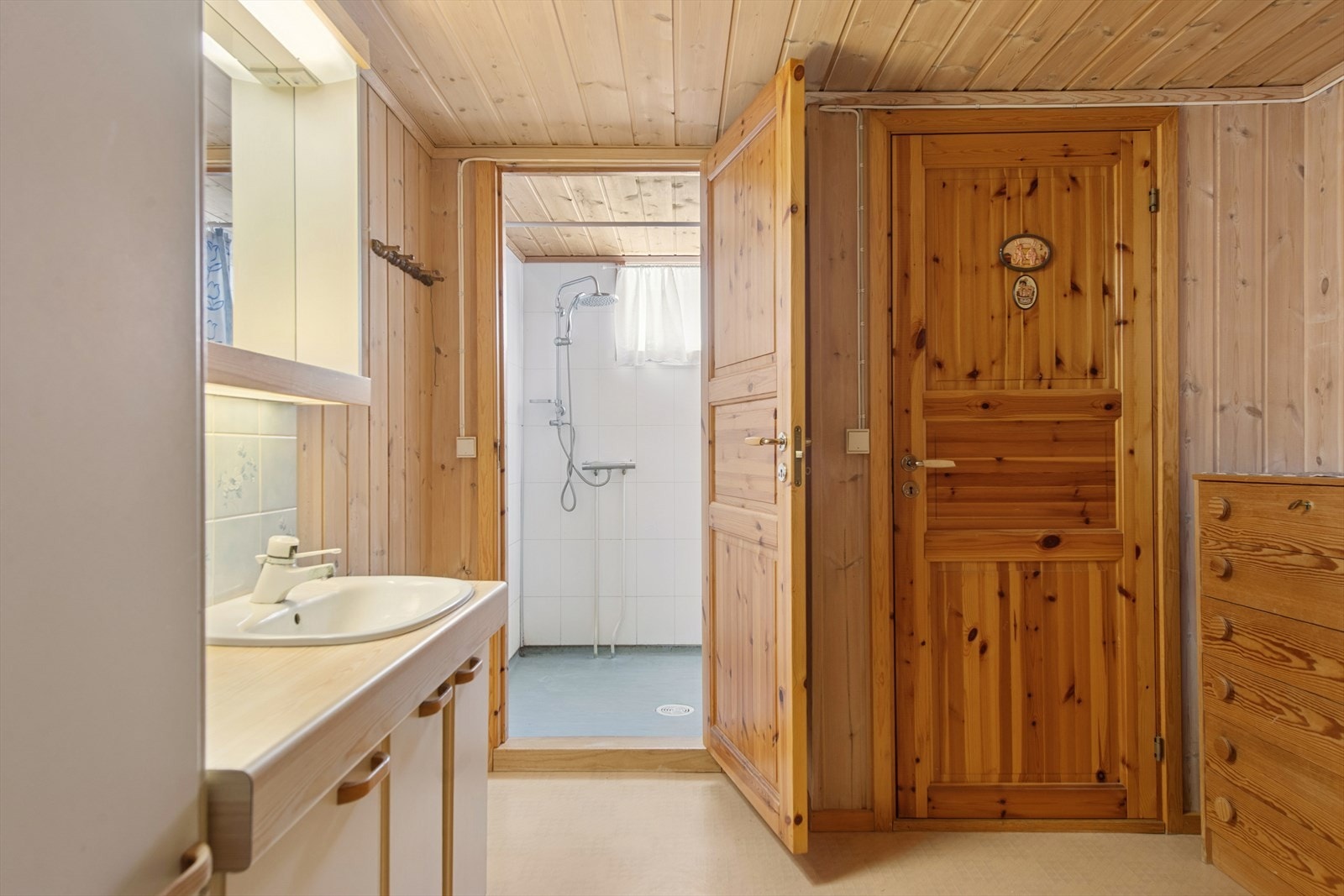 Baderom. Dusj og toalett i separerte rom. Bak døren til høyre er det badstue. Galleribilde