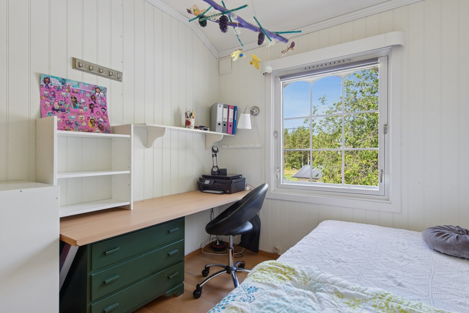 Soverom 2, med mulighet til pult. Vindu som slipper inn mye dagslys. Galleribilde