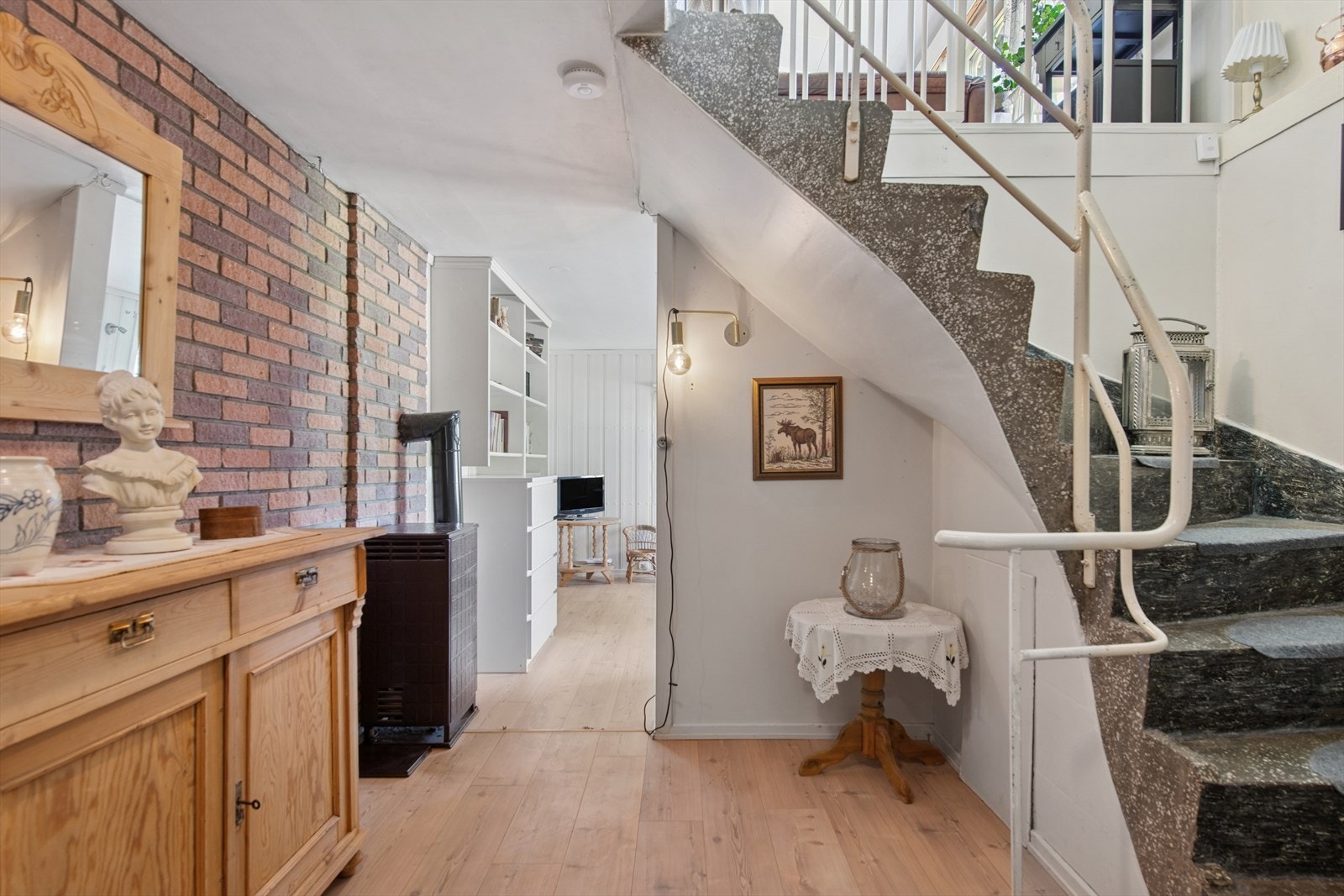 Gang med adkomst til kjellerstuen. Galleribilde