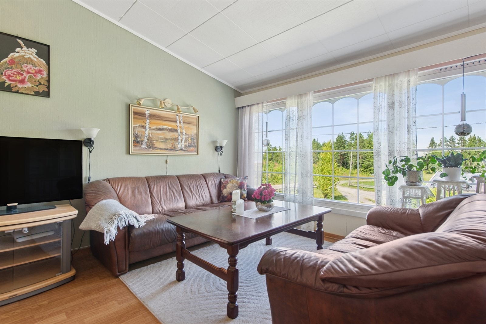 Store og åpne vinduer, som slipper inn mye dagslys Galleribilde