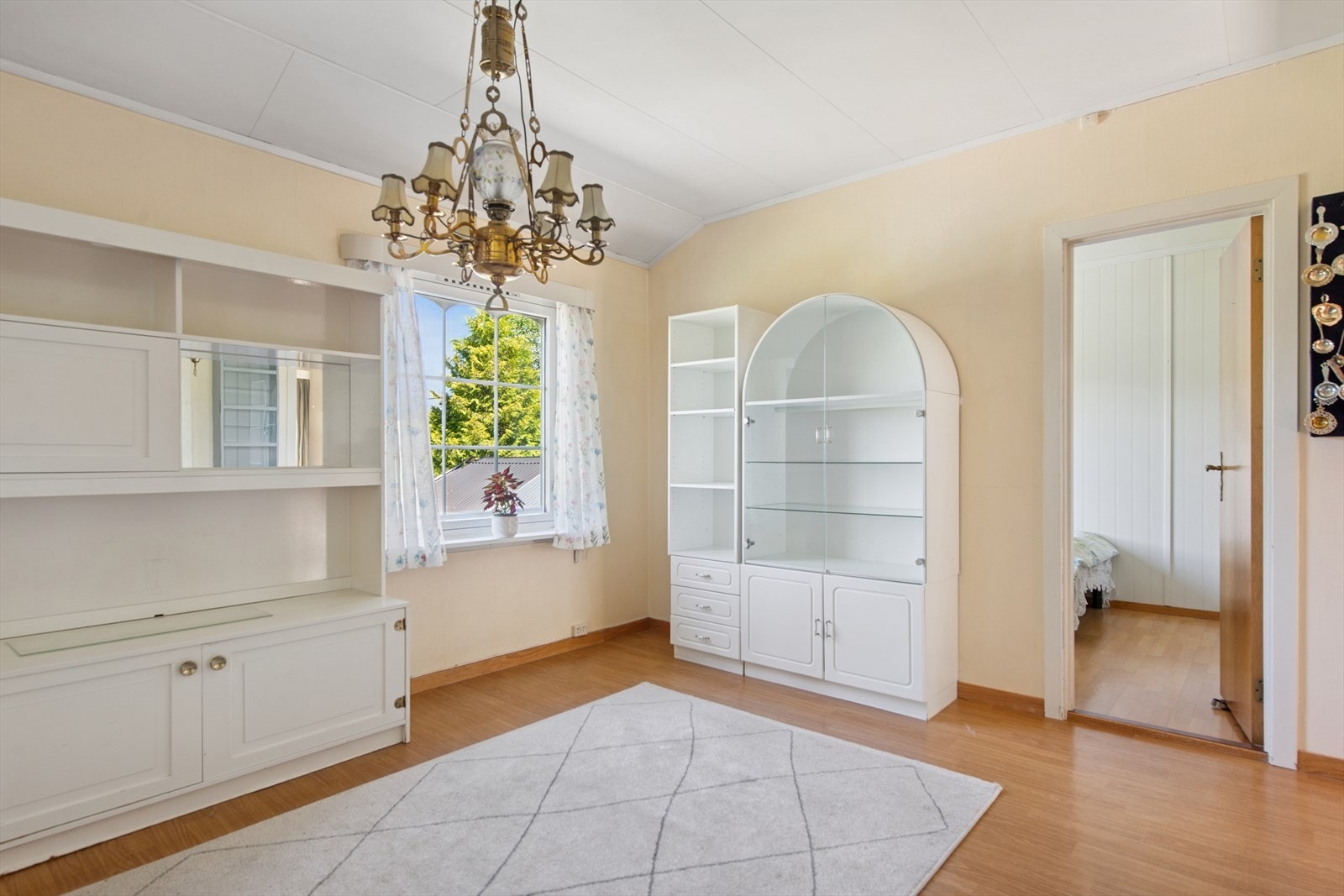 Åpen og lys stue. Galleribilde