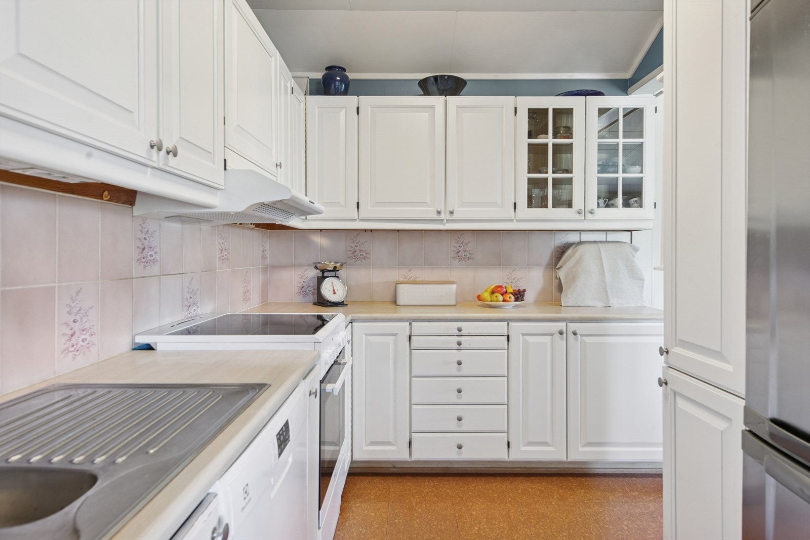 Romslig benkeplate med god arbeidsplass, og mye plass til oppbevaring i skap og skuffer. Galleribilde