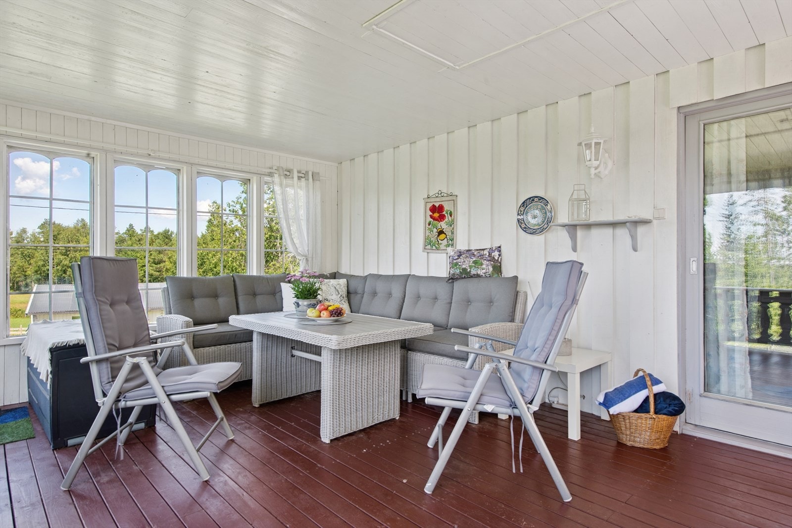 Det er plass til en større sittegruppe på altanen. Galleribilde